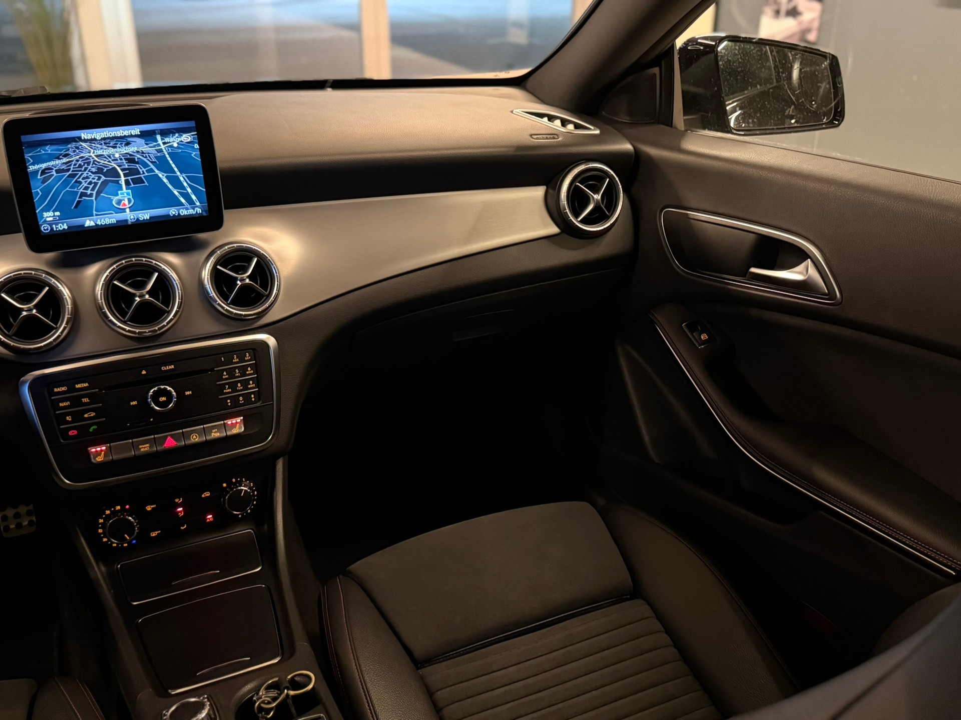 MERCEDES-BENZ CLA 200 AMG Line 7G-DCT-image-12