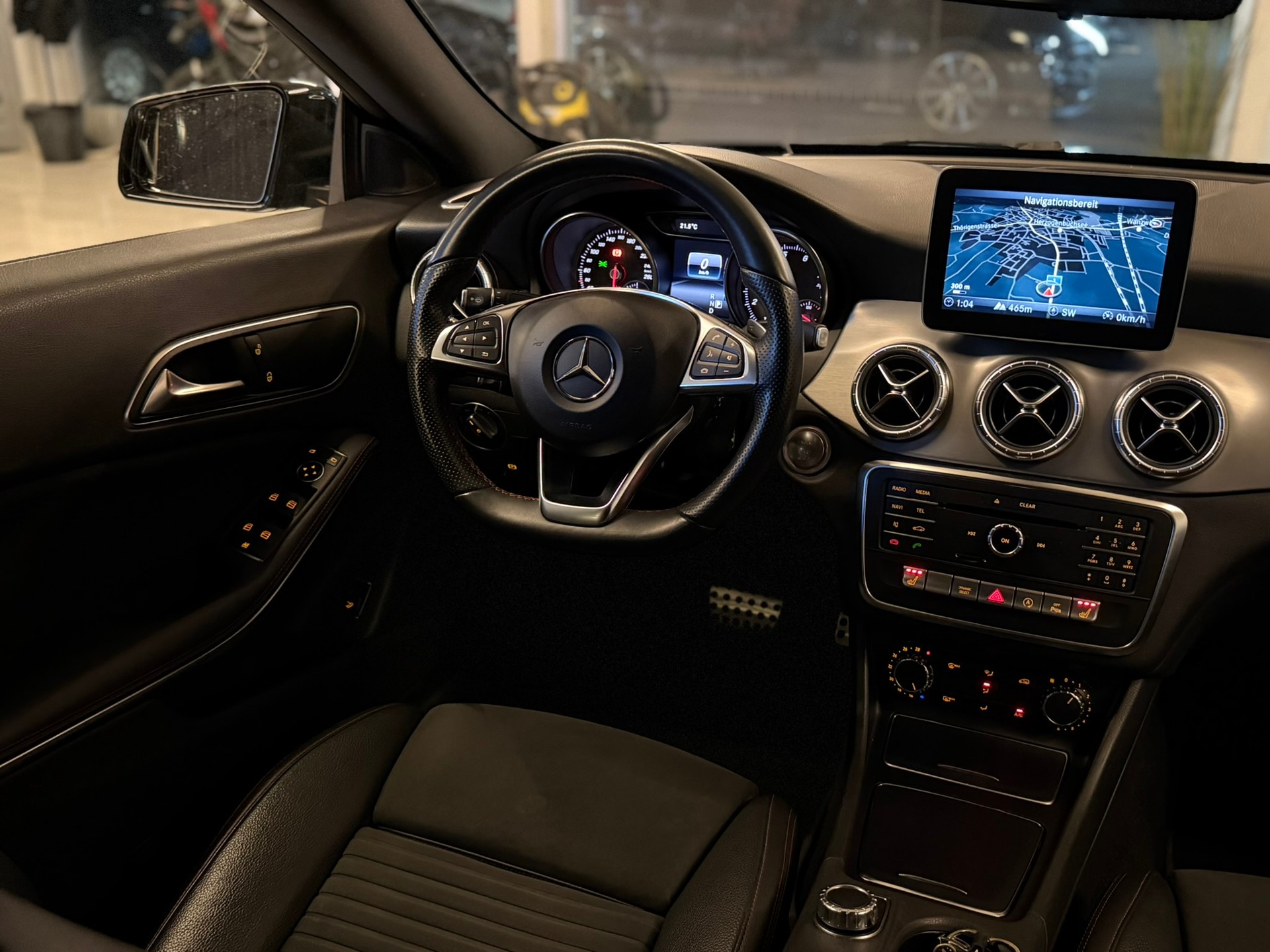 MERCEDES-BENZ CLA 200 AMG Line 7G-DCT-image-10