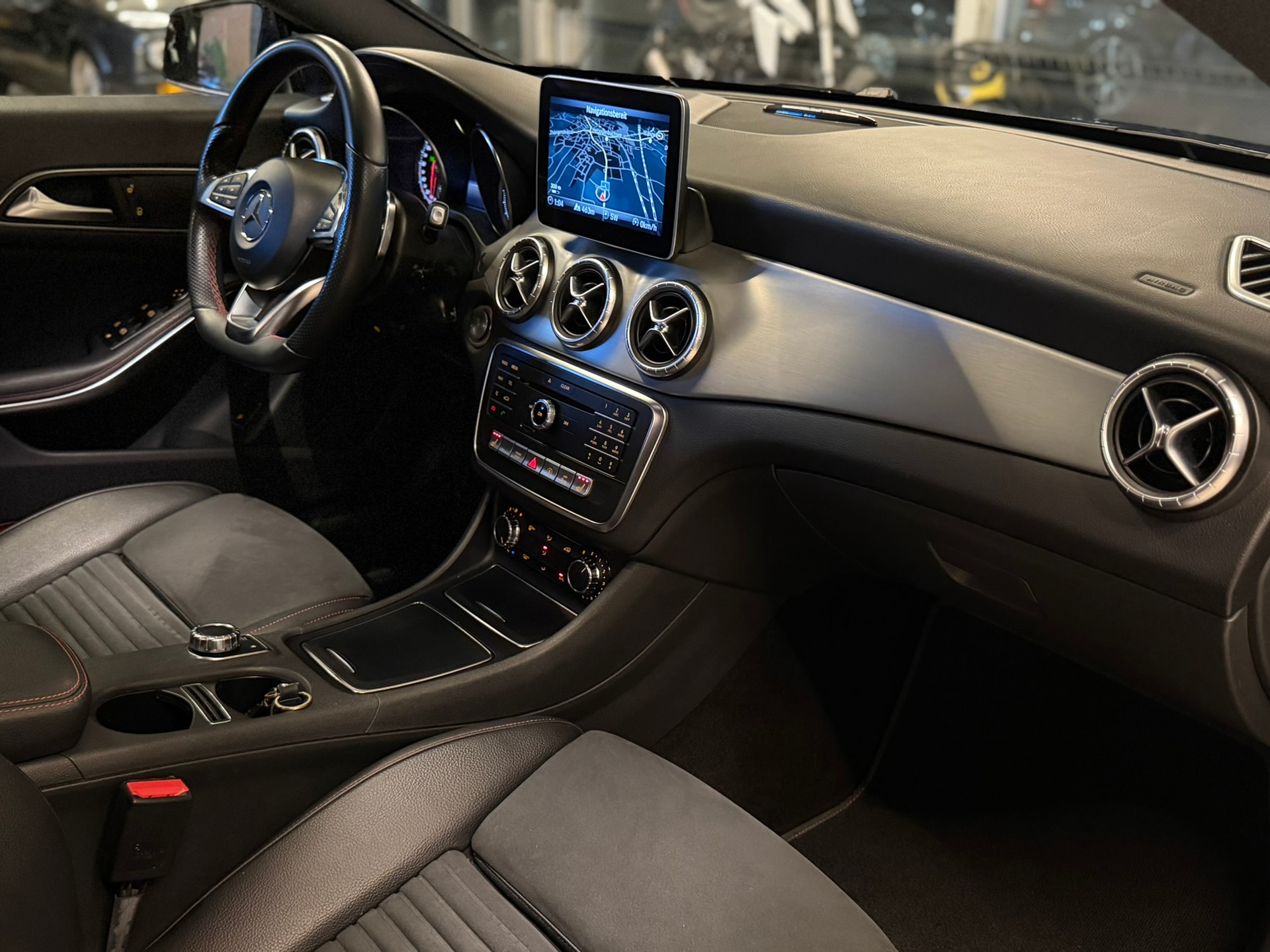 MERCEDES-BENZ CLA 200 AMG Line 7G-DCT-image-11