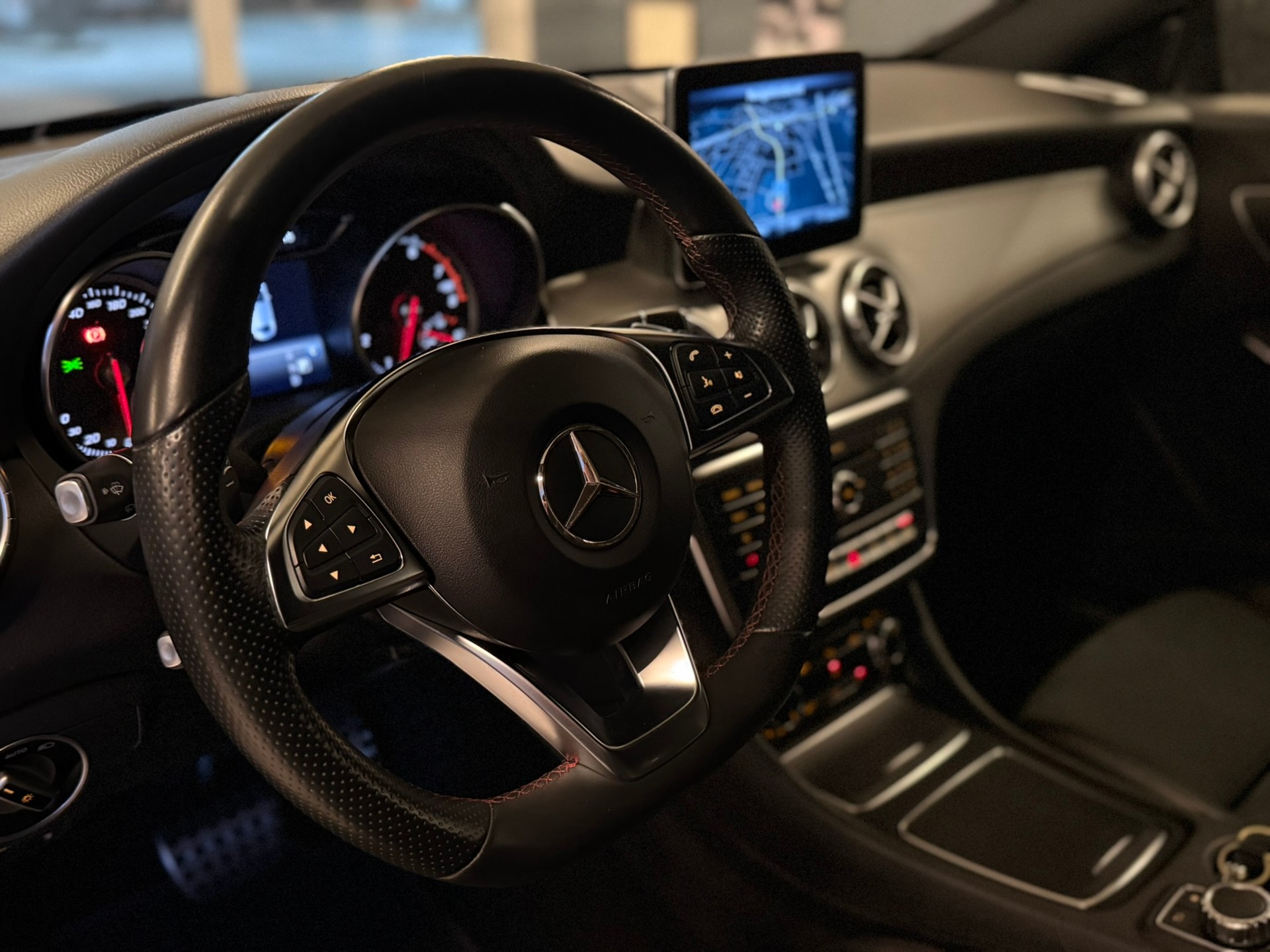 MERCEDES-BENZ CLA 200 AMG Line 7G-DCT-image-9