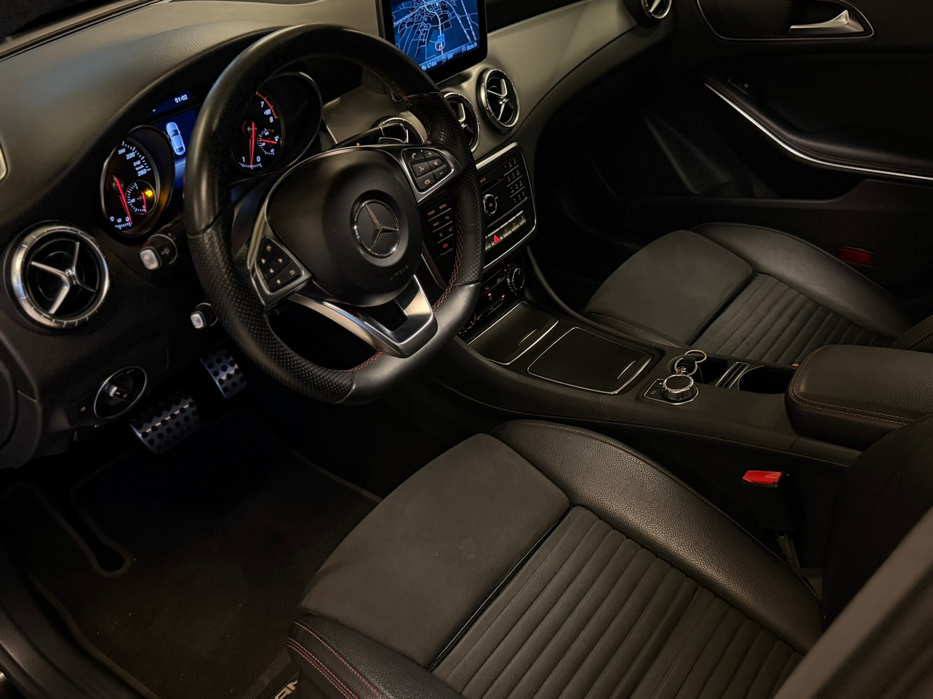 MERCEDES-BENZ CLA 200 AMG Line 7G-DCT-image-8