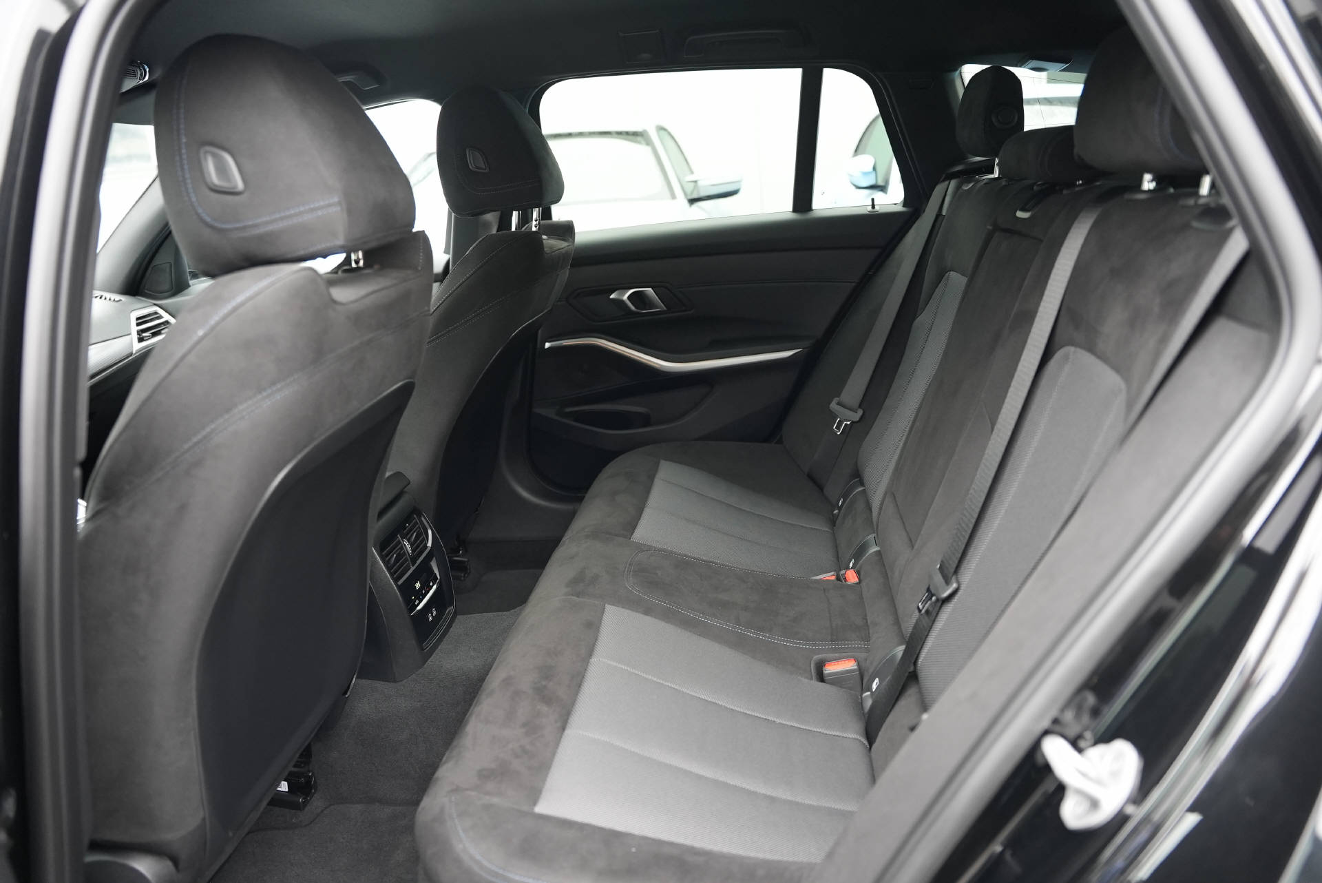 BMW M340i xDrive 48V Touring Steptronic M Sport-image-10