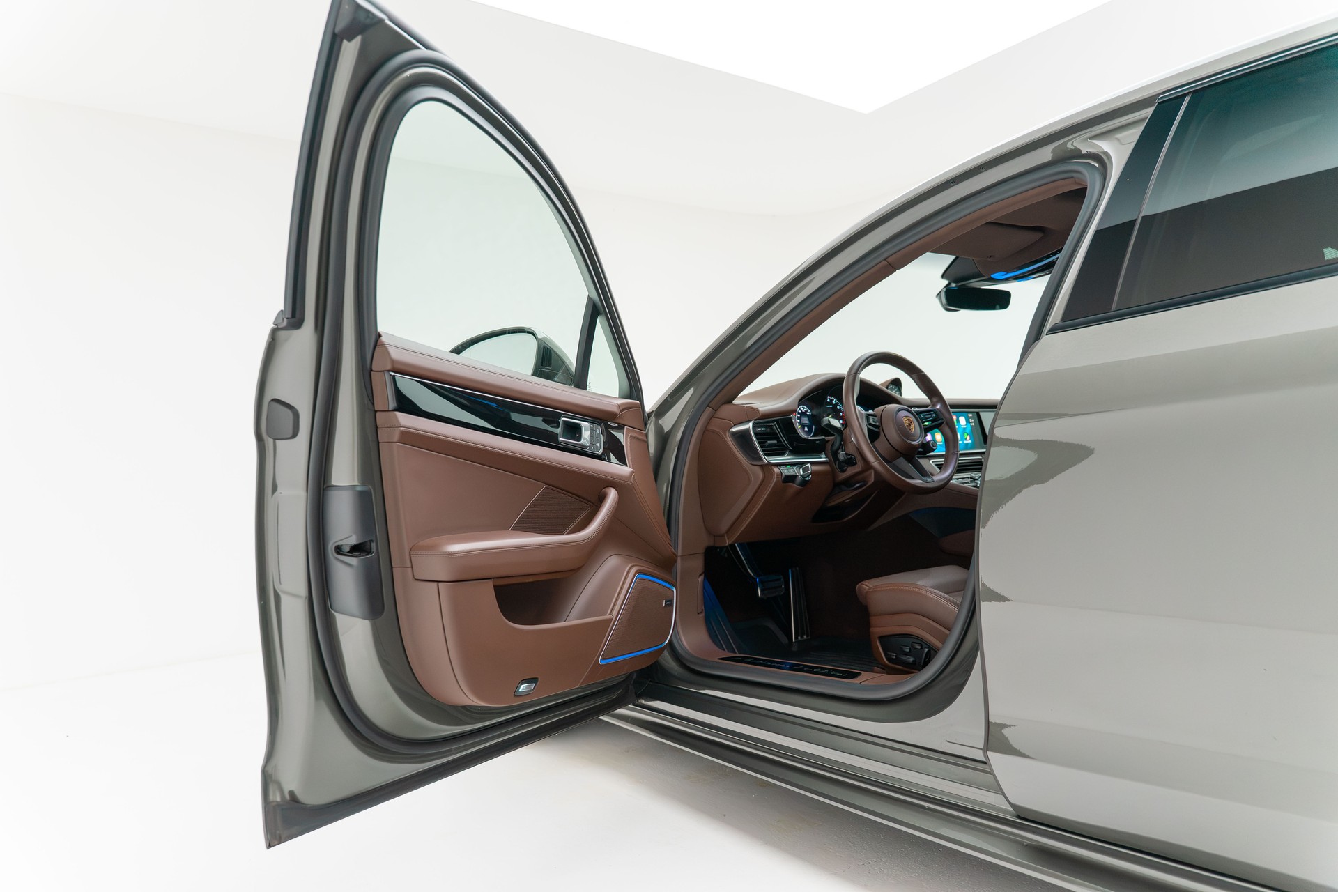 PORSCHE Panamera 4 E-Hybrid Sport Turismo Platinum Edition PDK-image-14