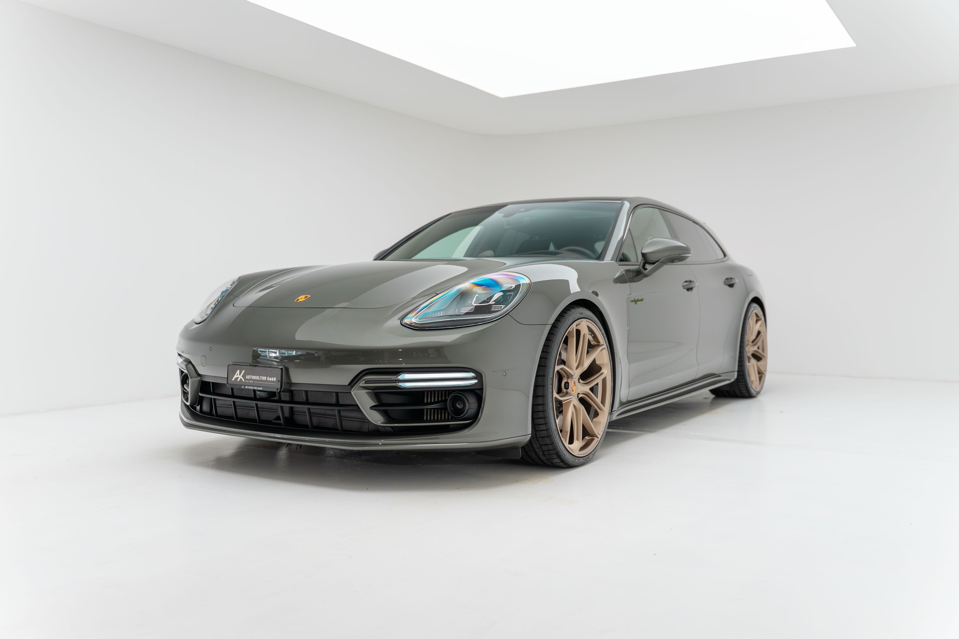 PORSCHE Panamera 4 E-Hybrid Sport Turismo Platinum Edition PDK-image-2