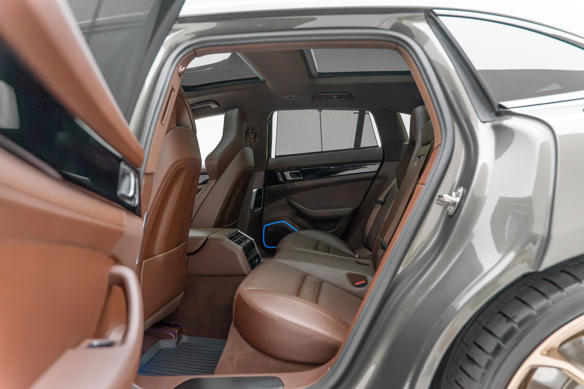 PORSCHE Panamera 4 E-Hybrid Sport Turismo Platinum Edition PDK-image-22