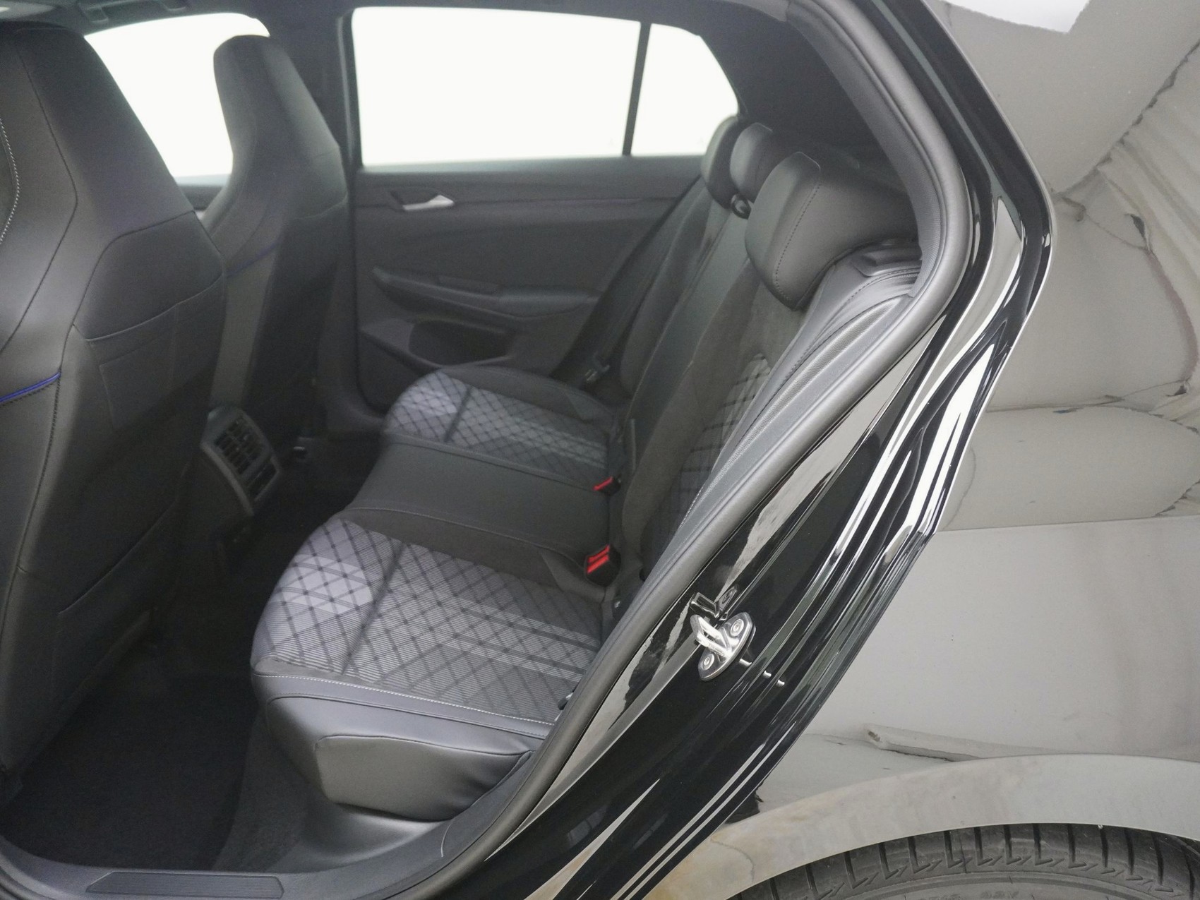 VW Golf VIII 2.0 TSI R-Line DSG 4Motion-image-13
