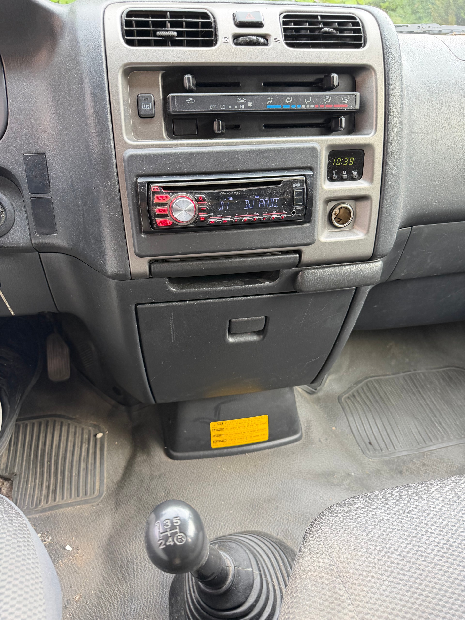 TOYOTA Hiace D-4D Van 4WD SWB-image-11