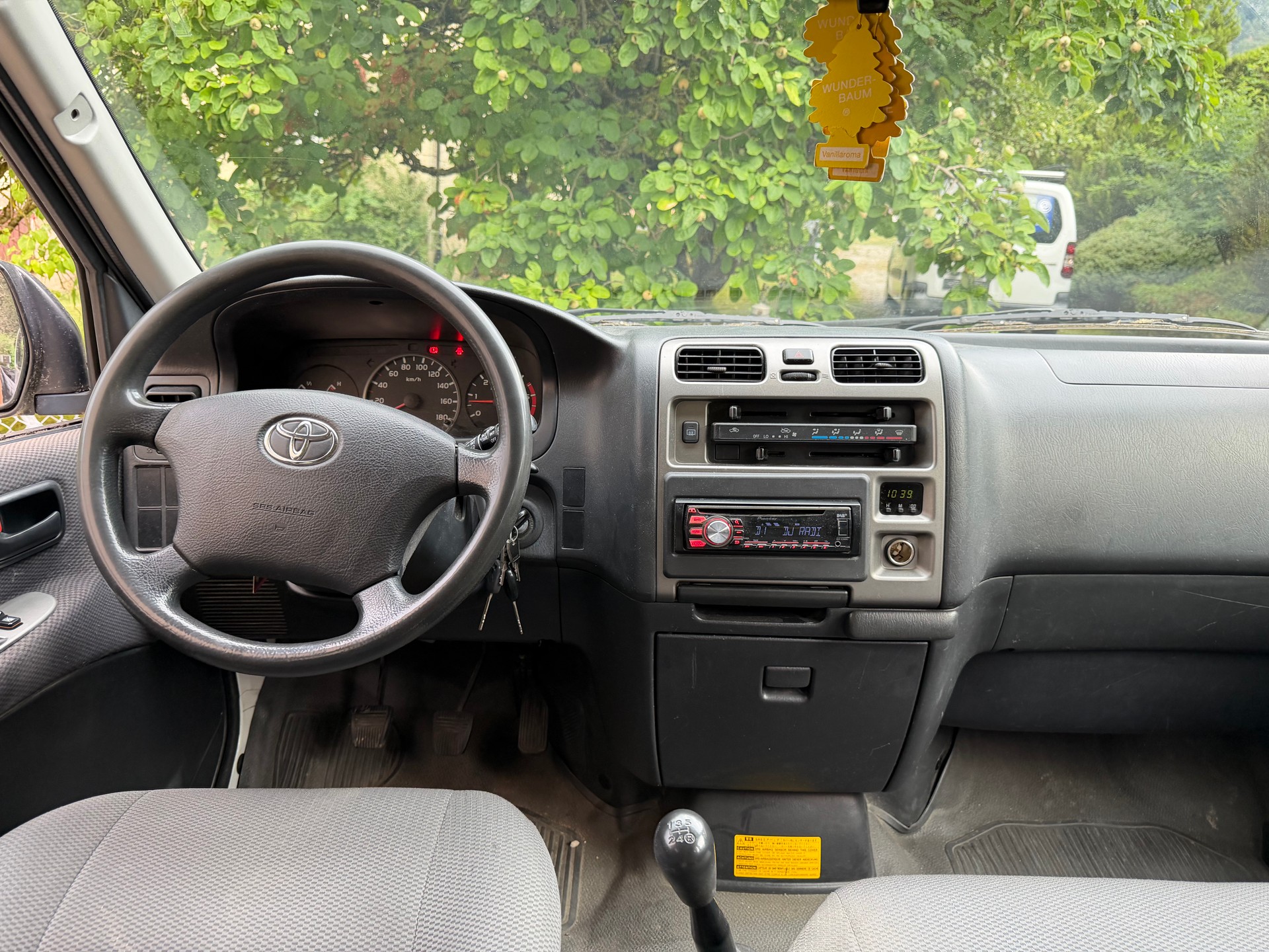 TOYOTA Hiace D-4D Van 4WD SWB-image-9