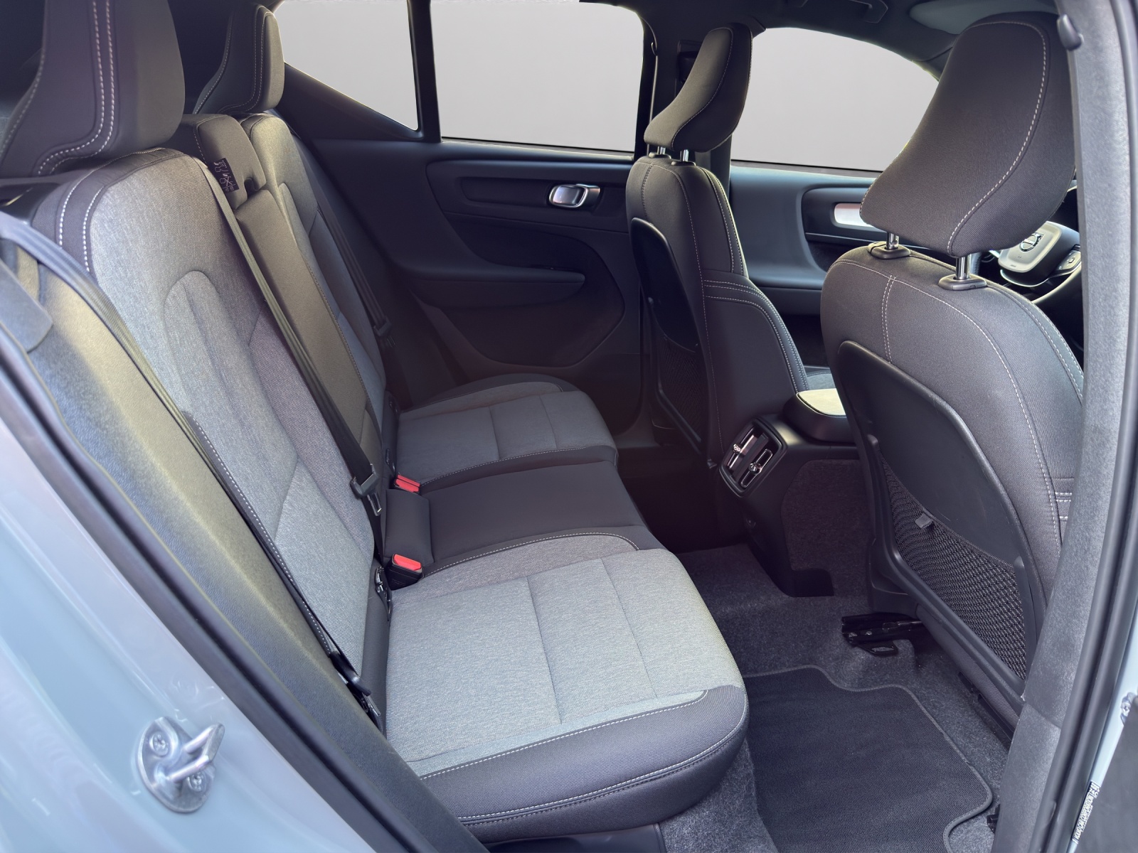 VOLVO XC40 2.0 B4 MH Plus Dark-image-17