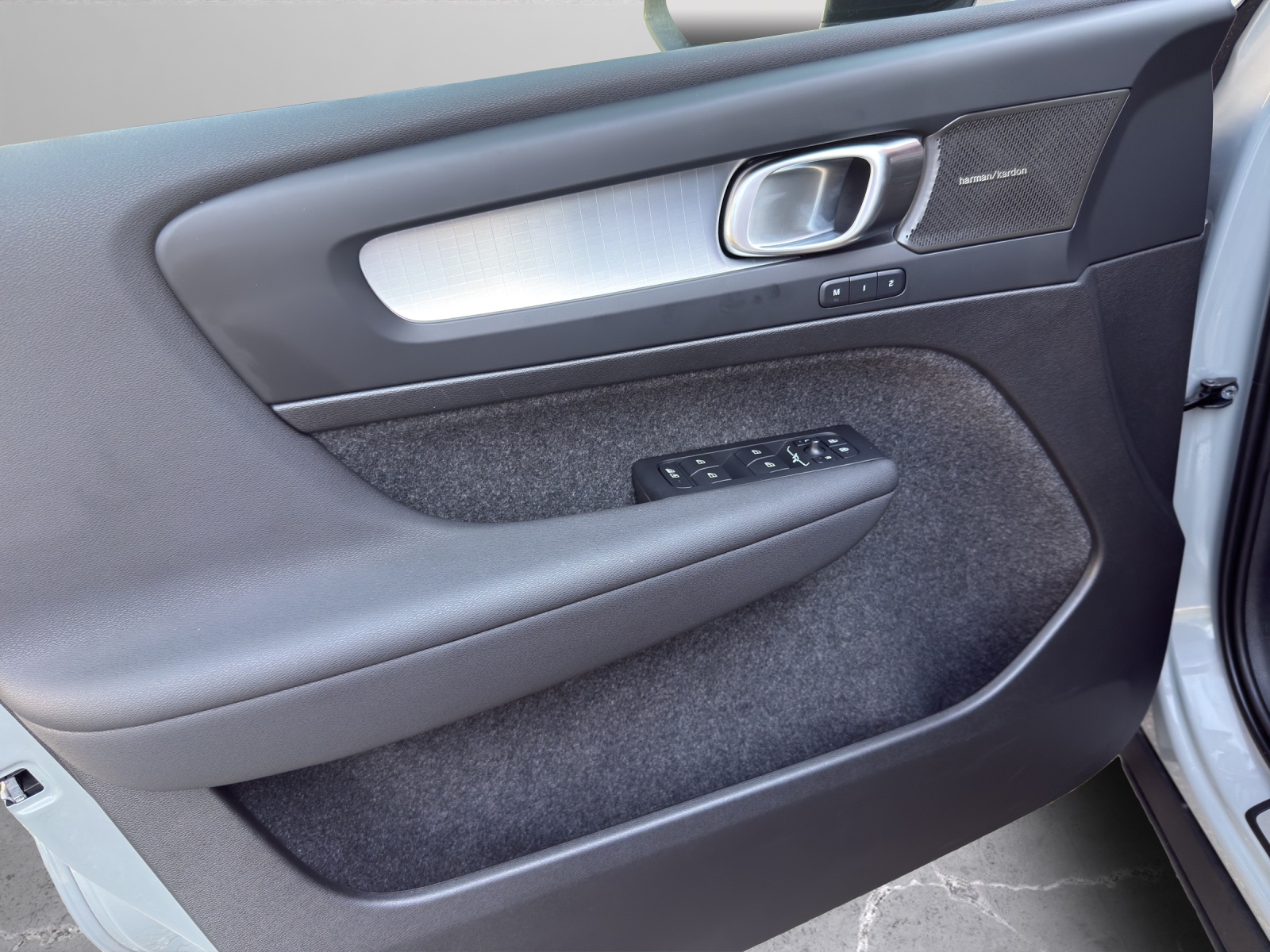 VOLVO XC40 2.0 B4 MH Plus Dark-image-8