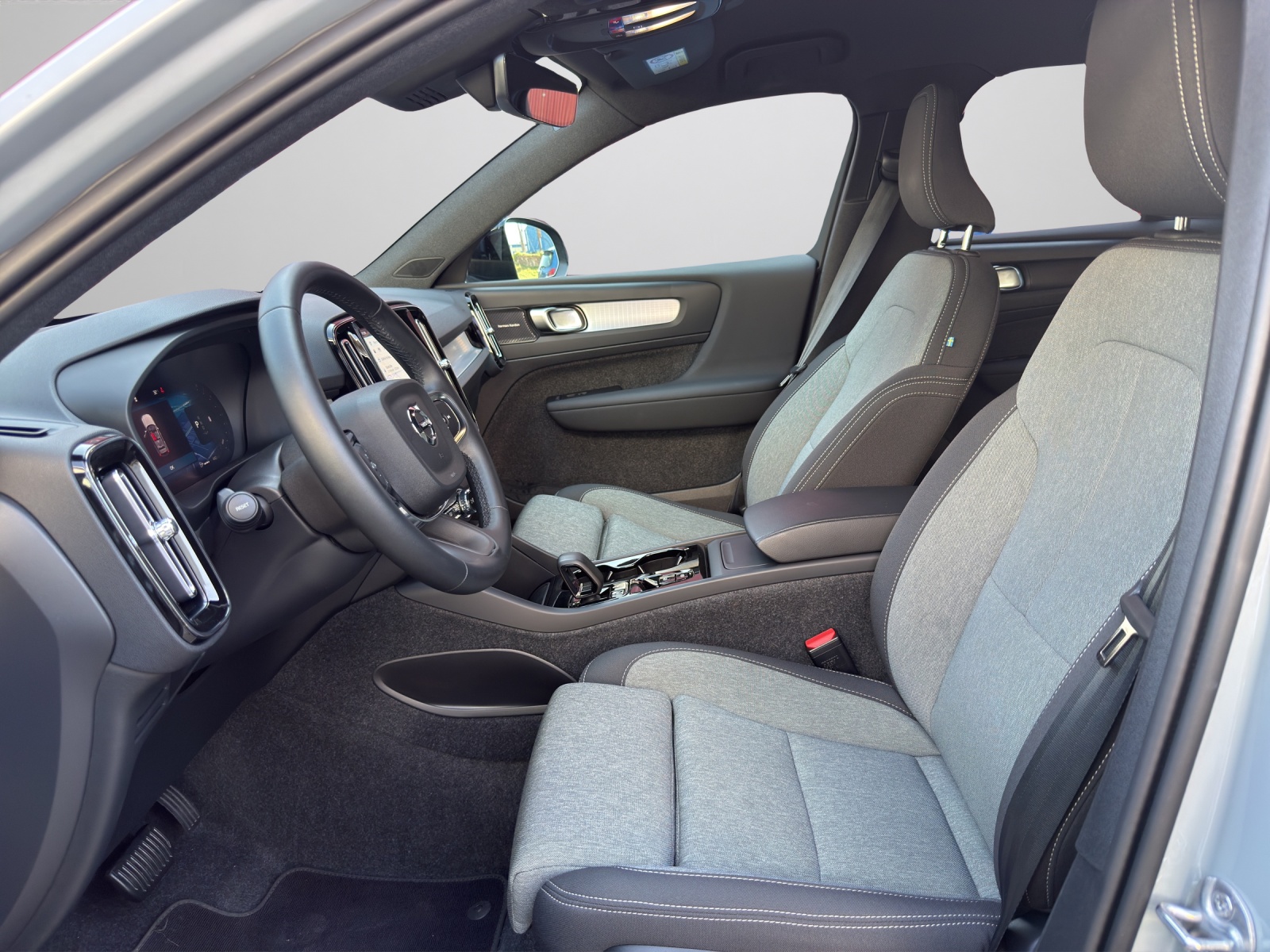 VOLVO XC40 2.0 B4 MH Plus Dark-image-9