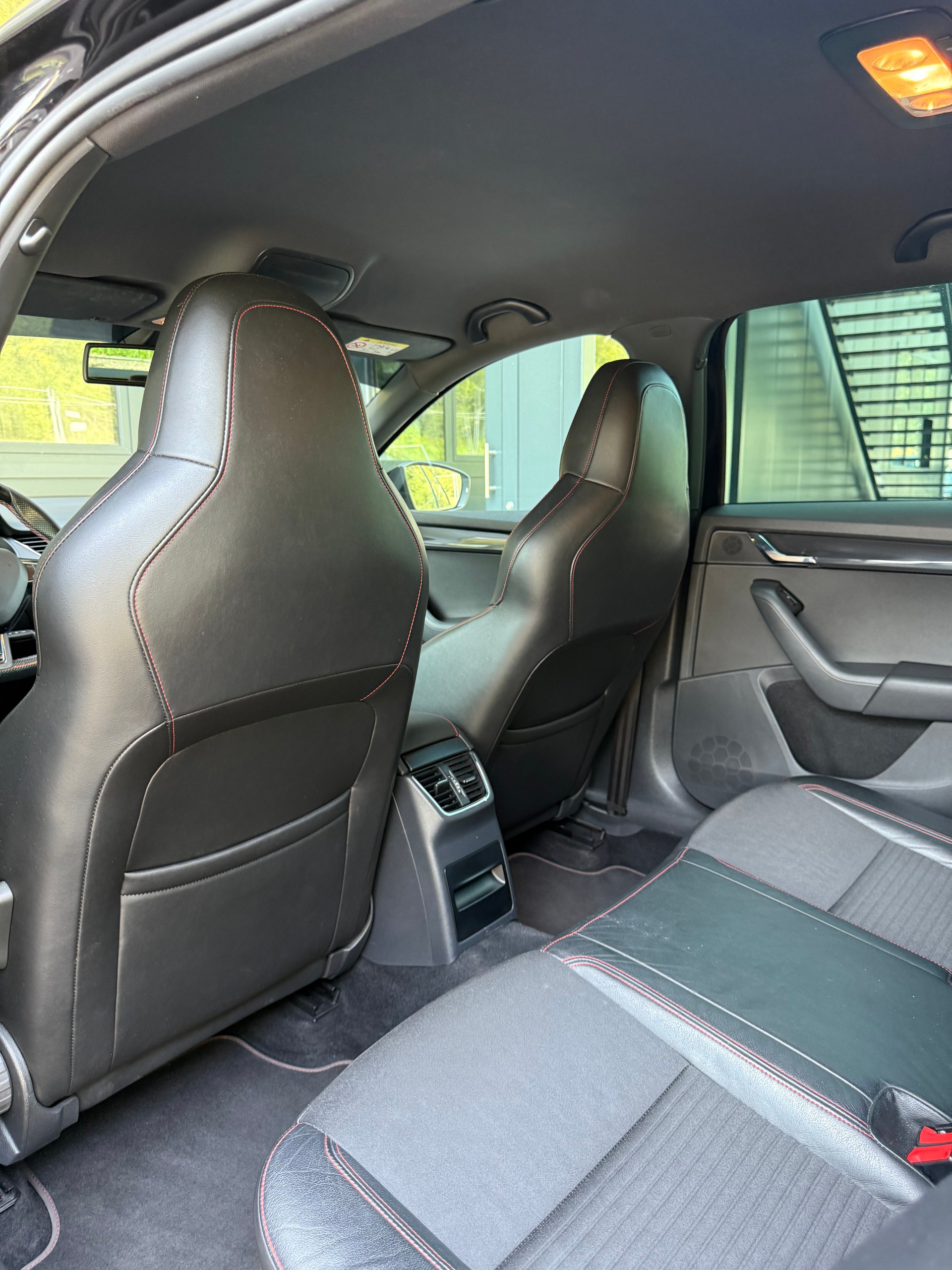 SKODA Octavia Combi 2.0 TDI RS-image-14