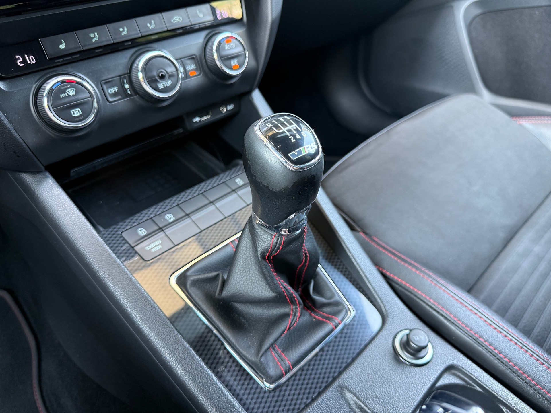 SKODA Octavia Combi 2.0 TDI RS-image-15