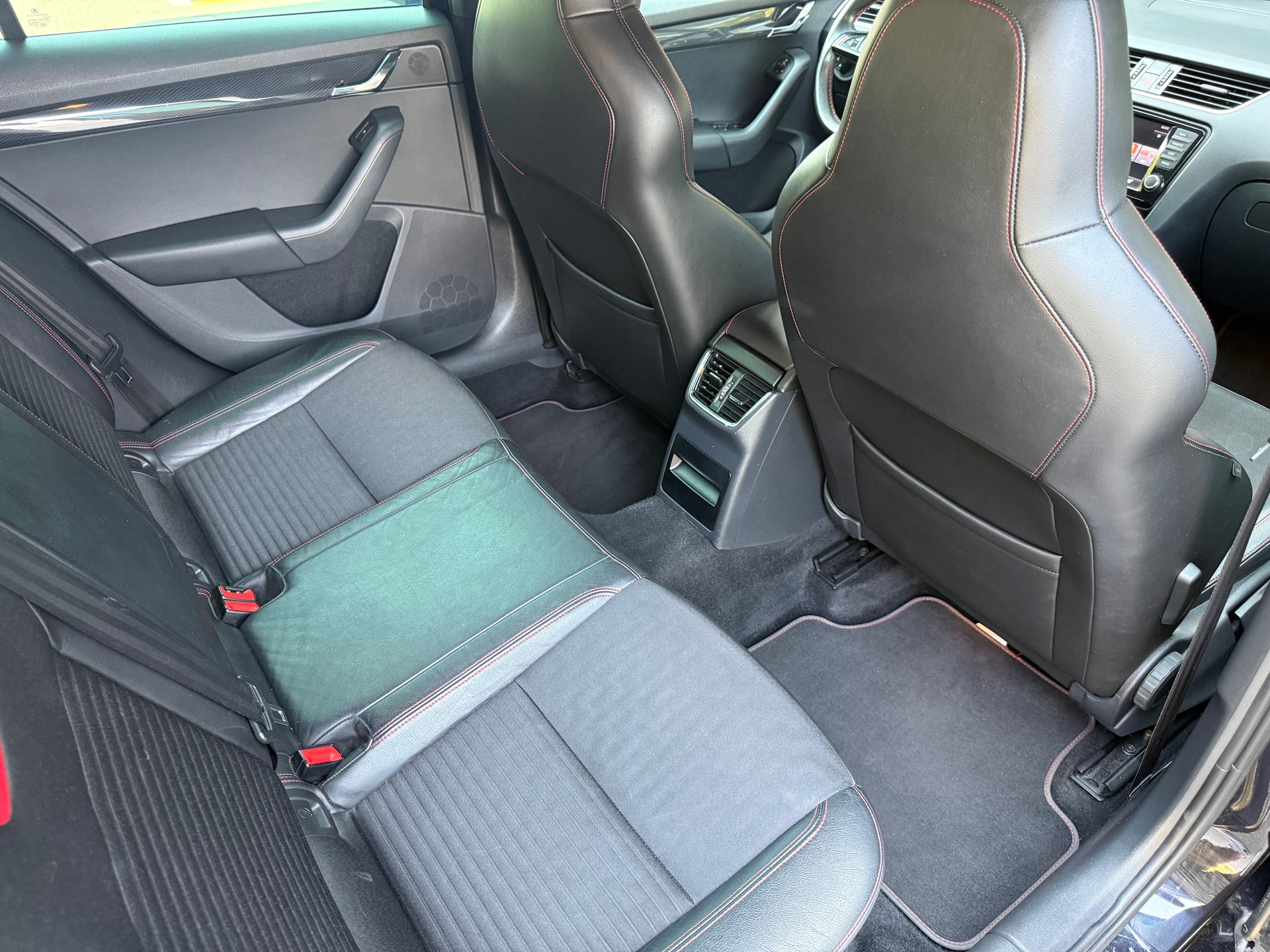 SKODA Octavia Combi 2.0 TDI RS-image-12