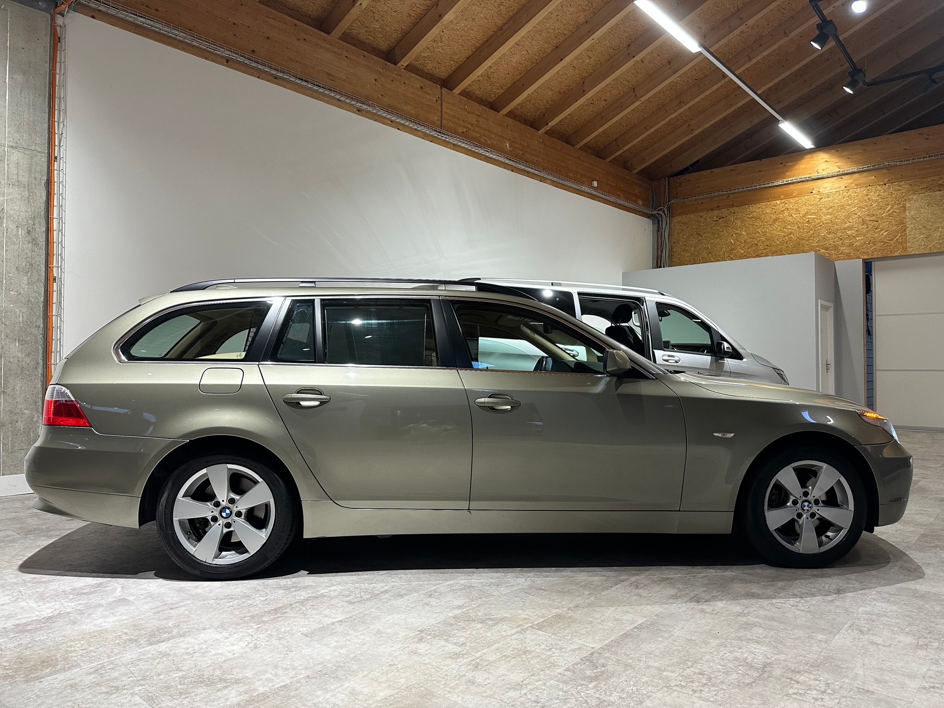 BMW 530xi Touring Nahezu Vollausgestattet und in top gepflegtem Zustand!-image-8
