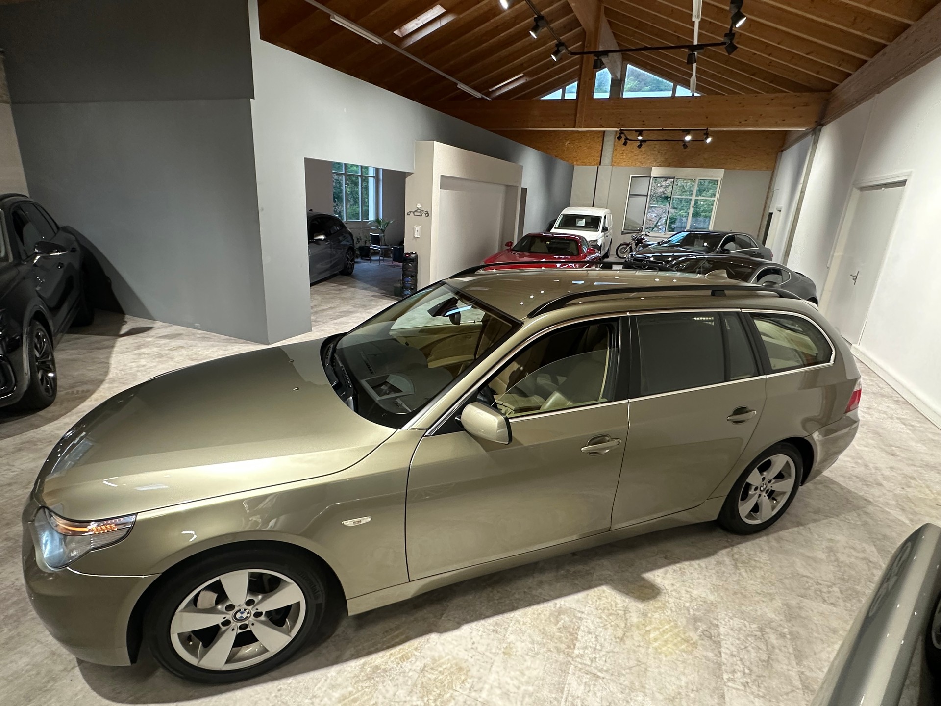 BMW 530xi Touring Nahezu Vollausgestattet und in top gepflegtem Zustand!-image-3