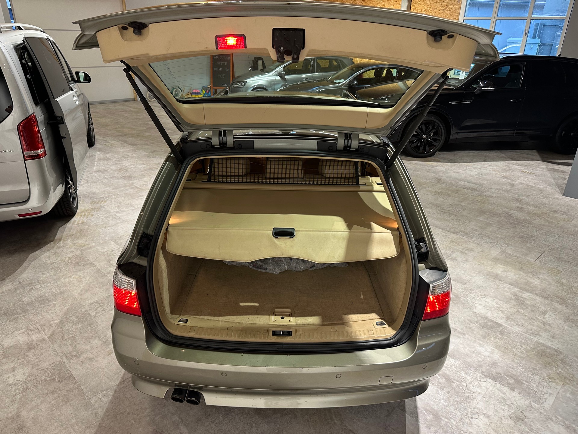 BMW 530xi Touring Nahezu Vollausgestattet und in top gepflegtem Zustand!-image-6