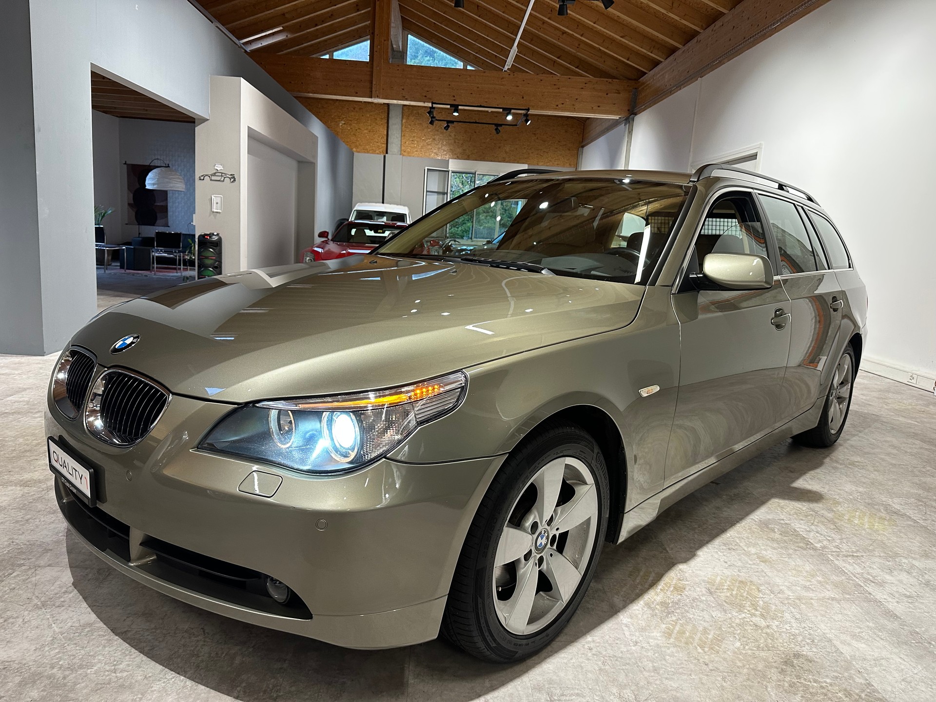 BMW 530xi Touring Nahezu Vollausgestattet und in top gepflegtem Zustand!-image-0