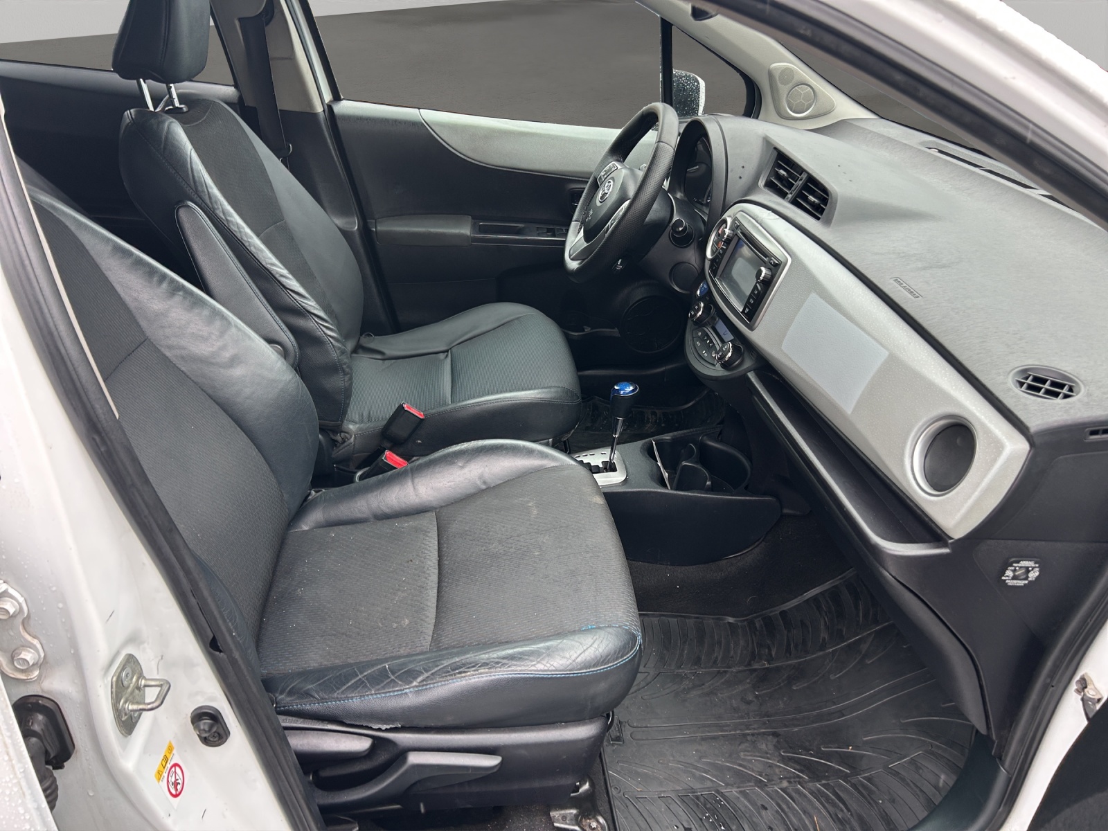 TOYOTA Yaris 1.5 VVT-i Hybrid Sol Premium CVT-image-9