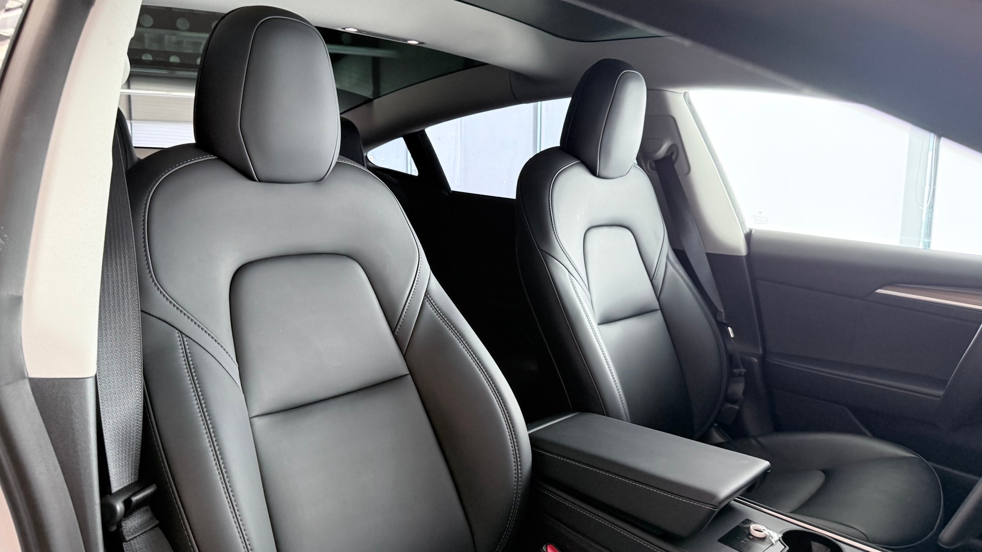 TESLA Model 3 Performance D-showroom-element-1