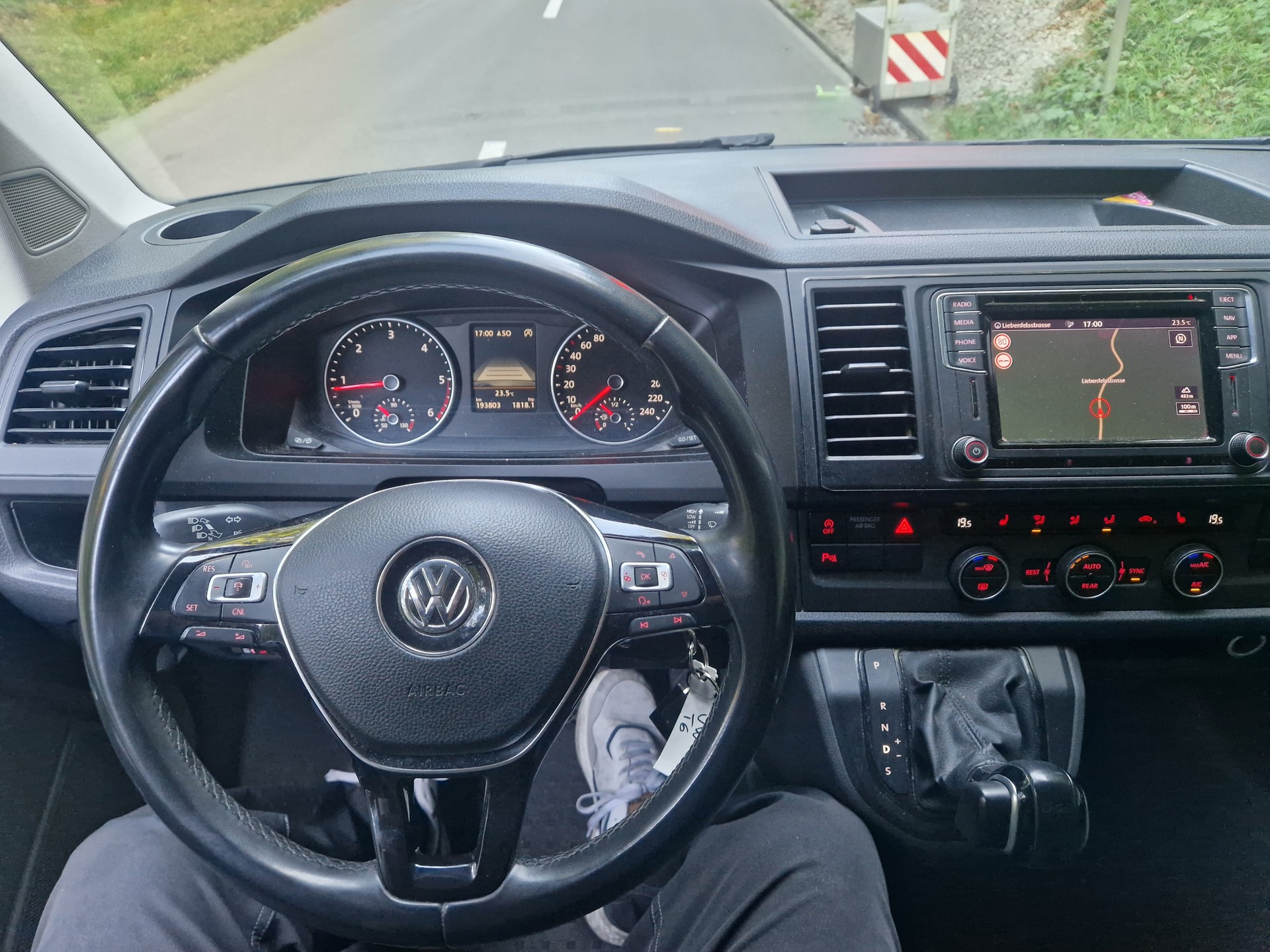 VW T6 Caravelle 2.0 Bi-TDI Trendline 4Motion DSG LWB-image-14