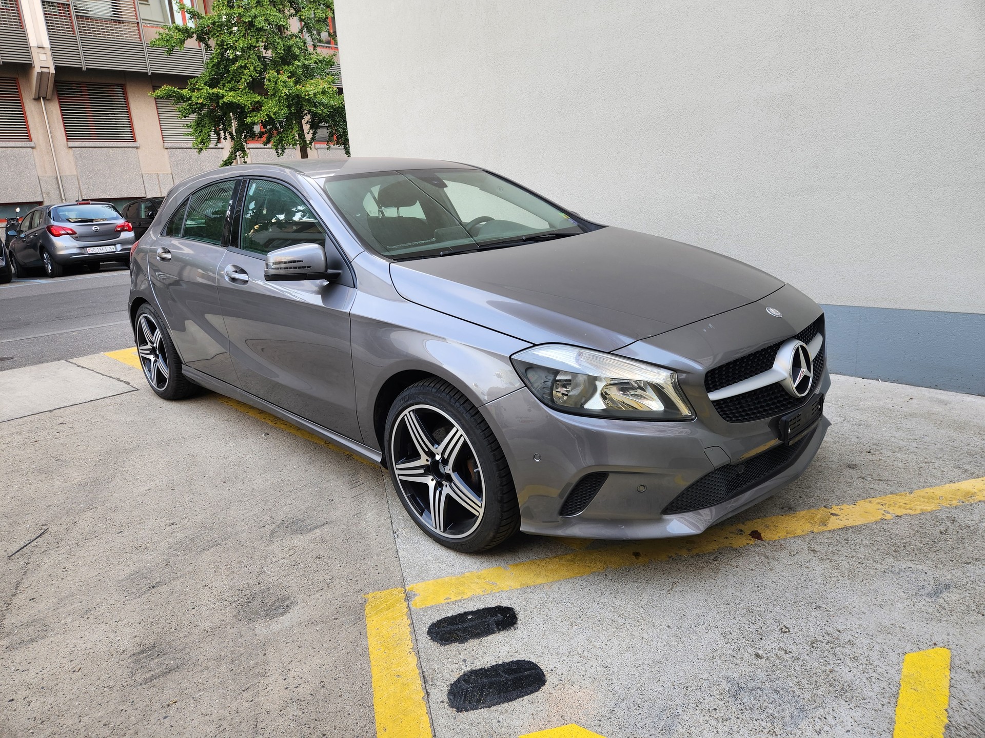 MERCEDES-BENZ A 180 7G-DCT-image-1
