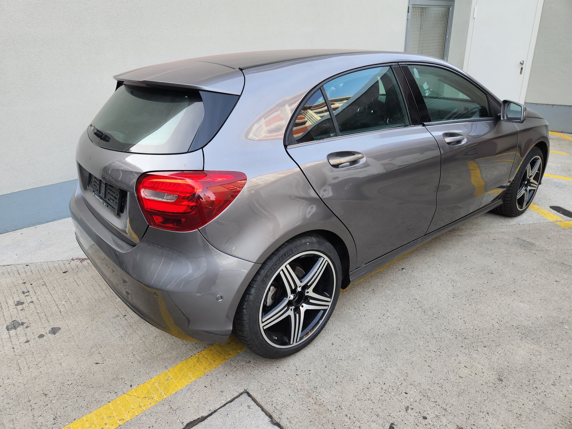 MERCEDES-BENZ A 180 7G-DCT-image-3