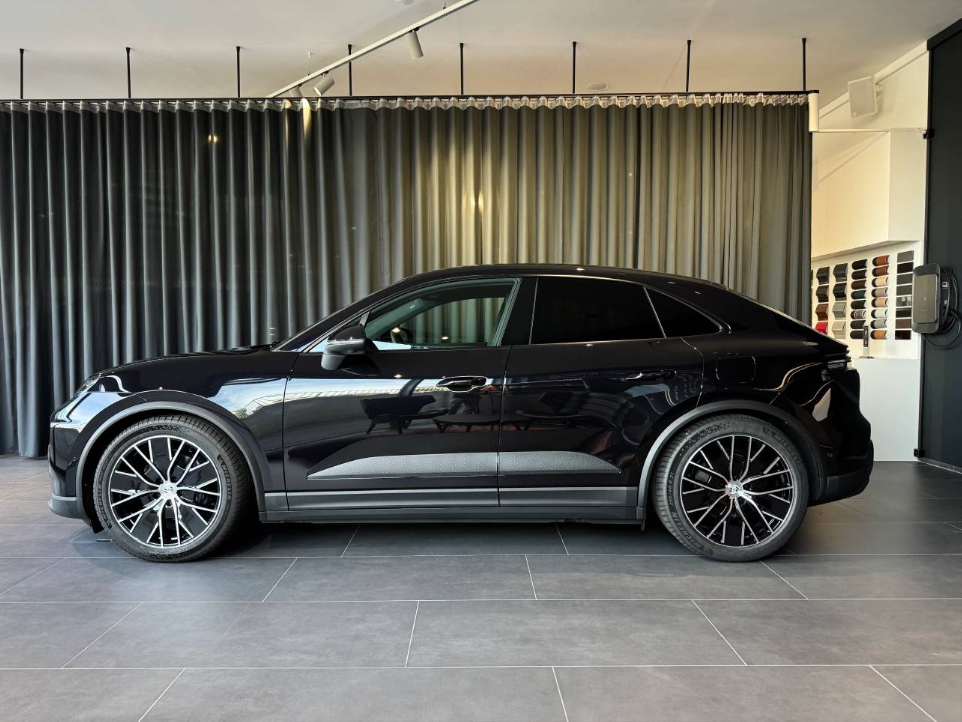 PORSCHE Macan 4-showroom-element-1