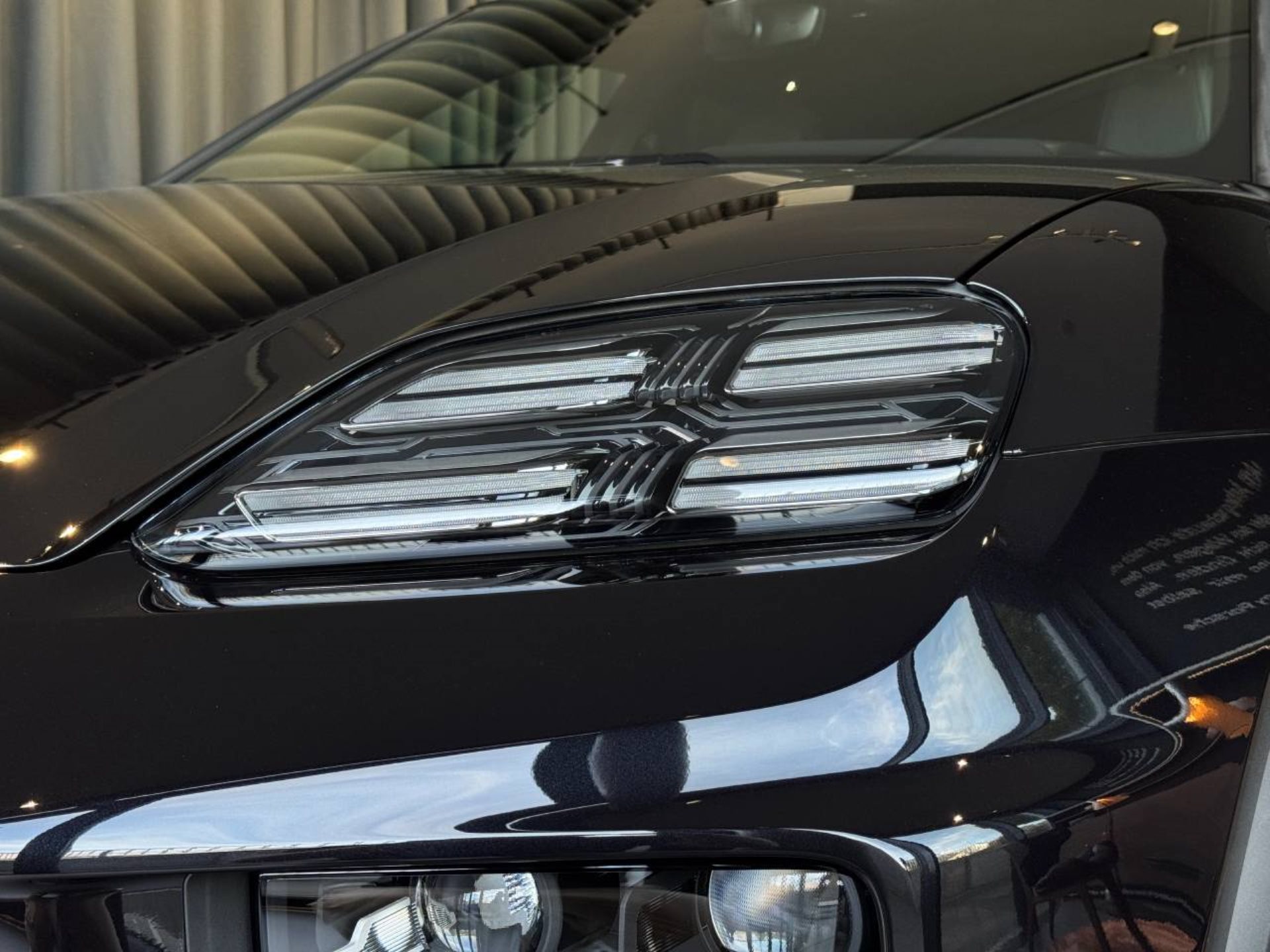 PORSCHE Macan 4-showroom-element-2