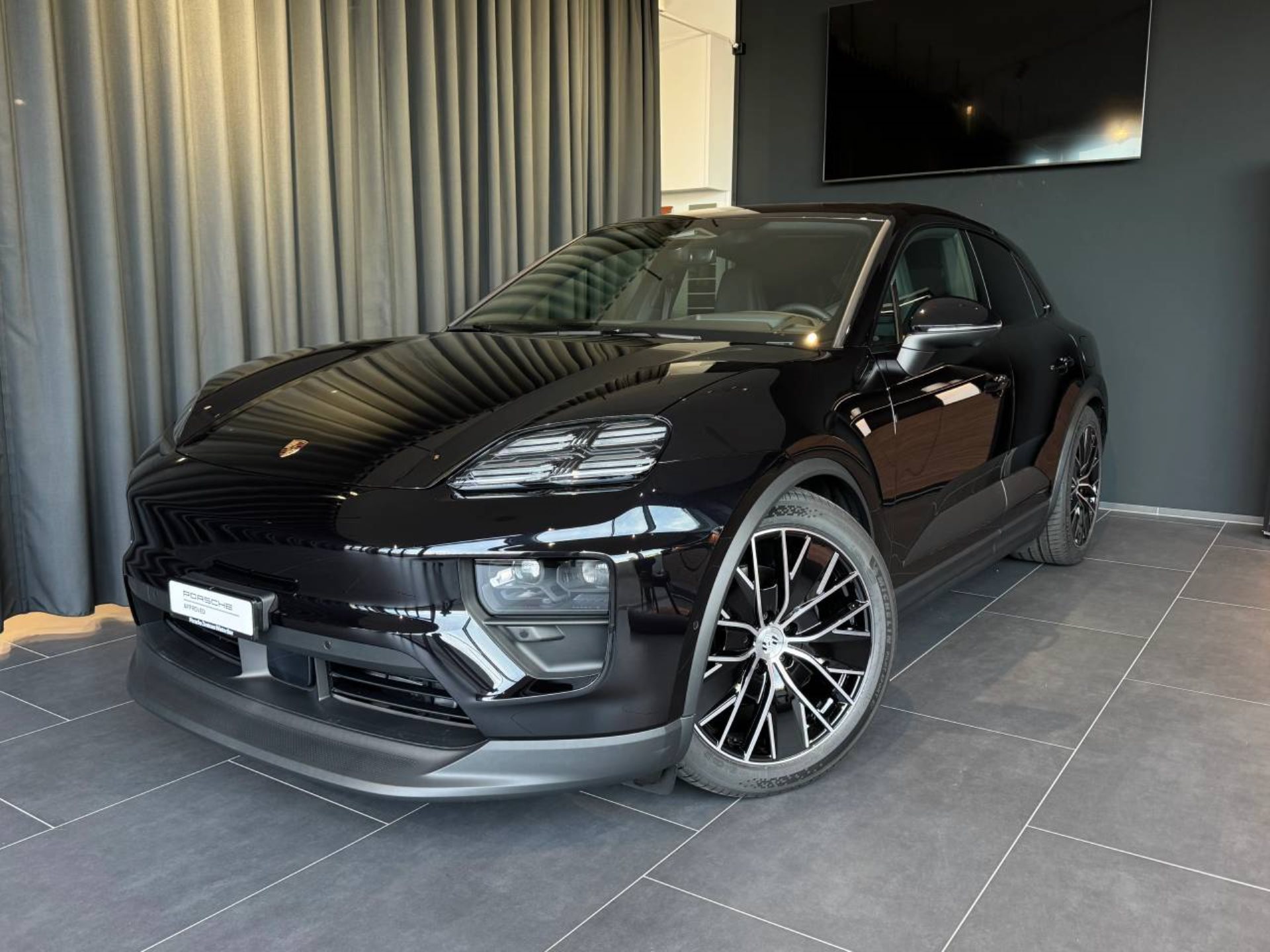 PORSCHE Macan 4