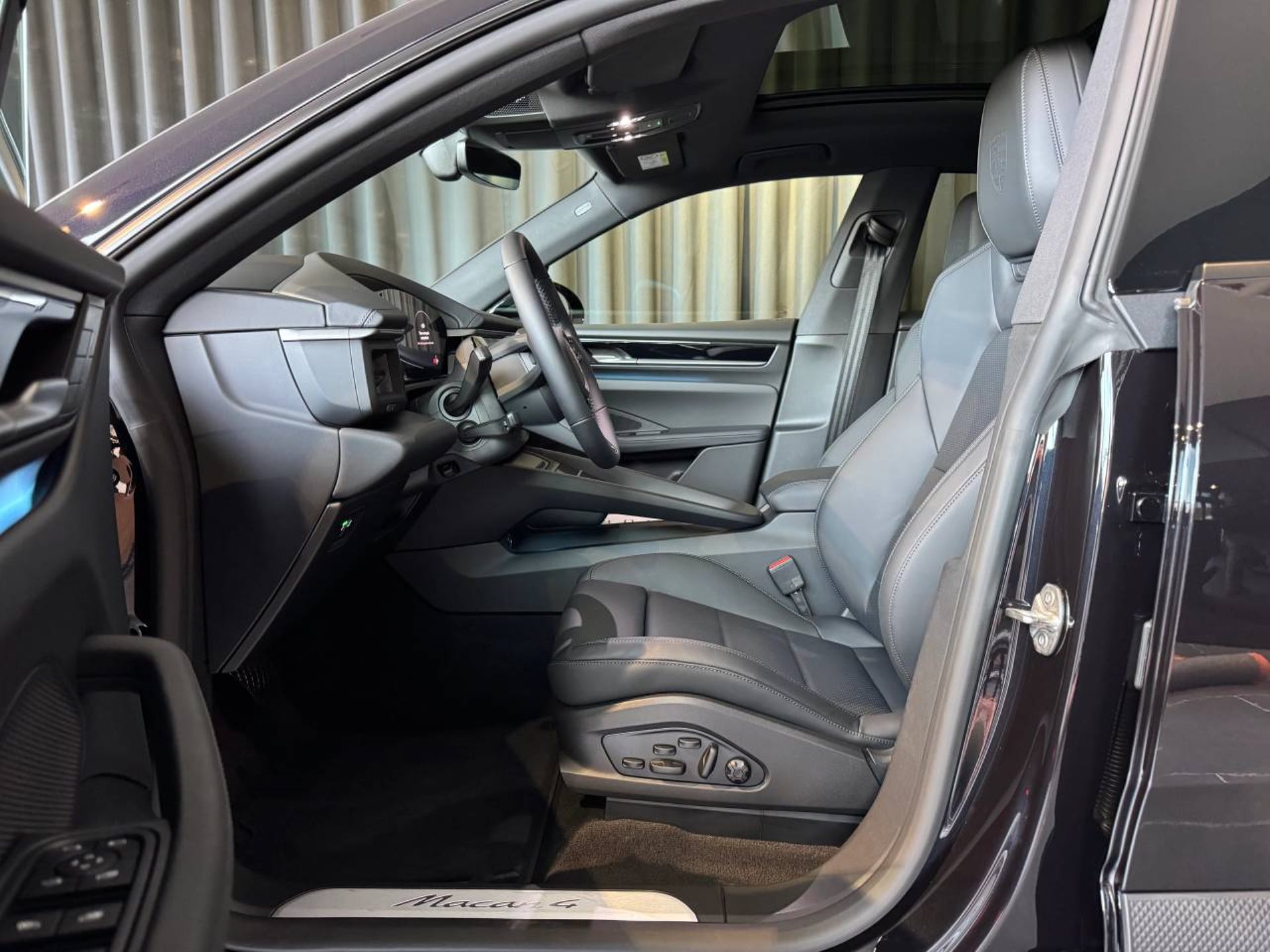 PORSCHE Macan 4-showroom-element-3