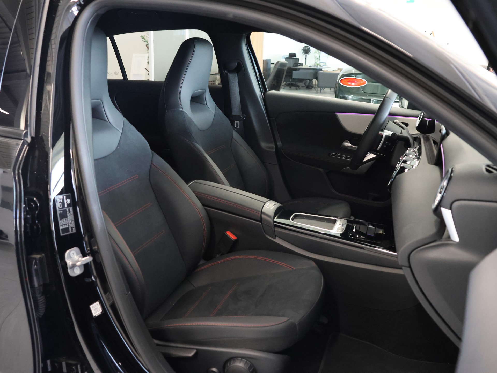 MERCEDES-BENZ A 180 7G-DCT *AMG-LINE*-image-16