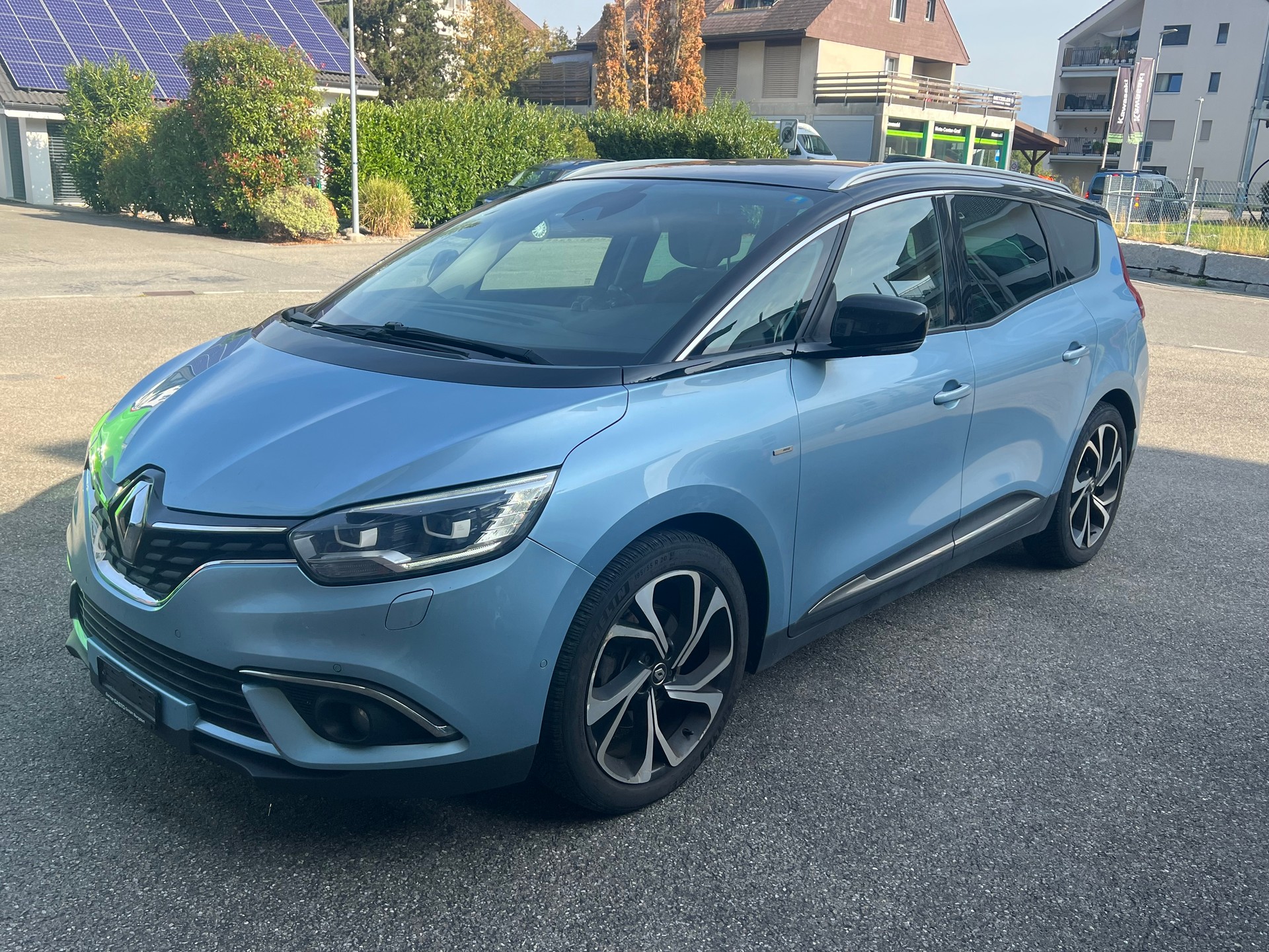 RENAULT Grand Scénic 1.6 dCi Initiale Paris-showroom-element-1