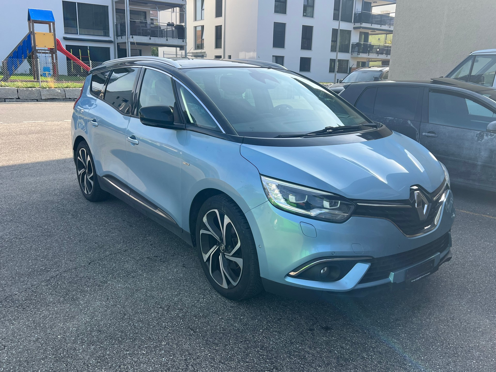 RENAULT Grand Scénic 1.6 dCi Initiale Paris-showroom-element-2