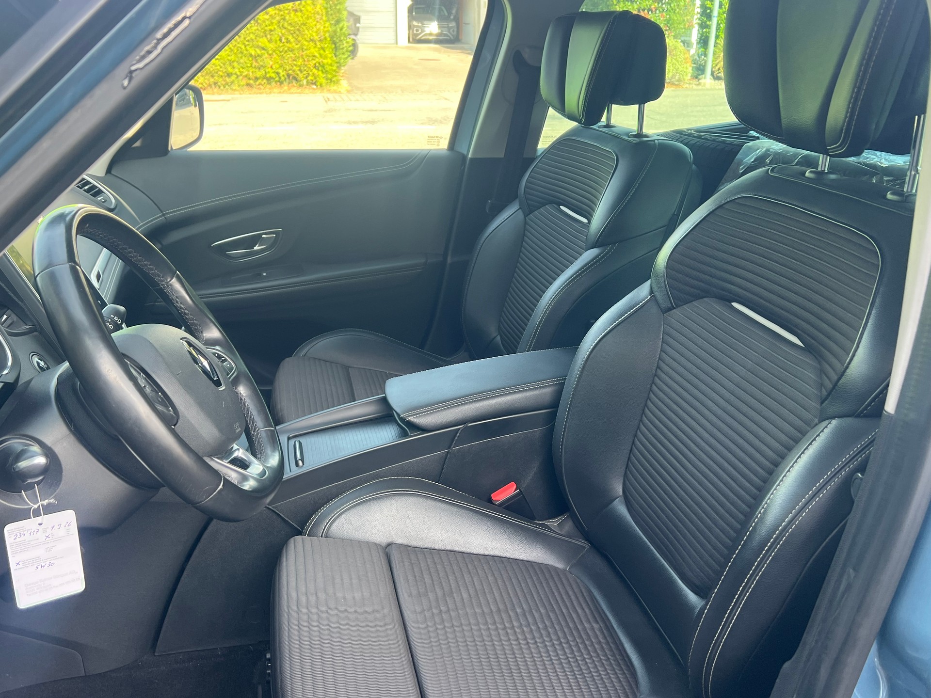 RENAULT Grand Scénic 1.6 dCi Initiale Paris-image-8