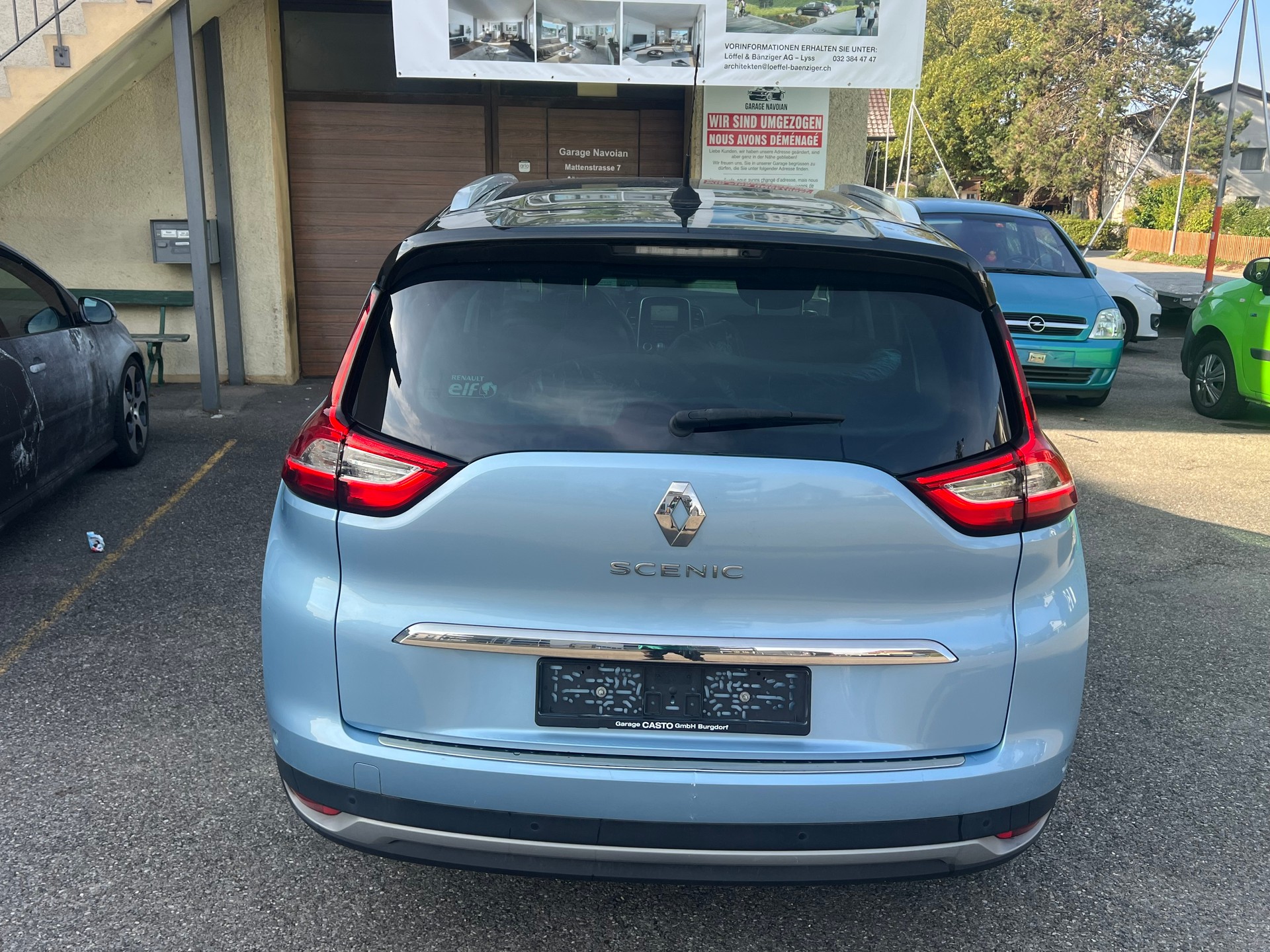 RENAULT Grand Scénic 1.6 dCi Initiale Paris-showroom-element-3