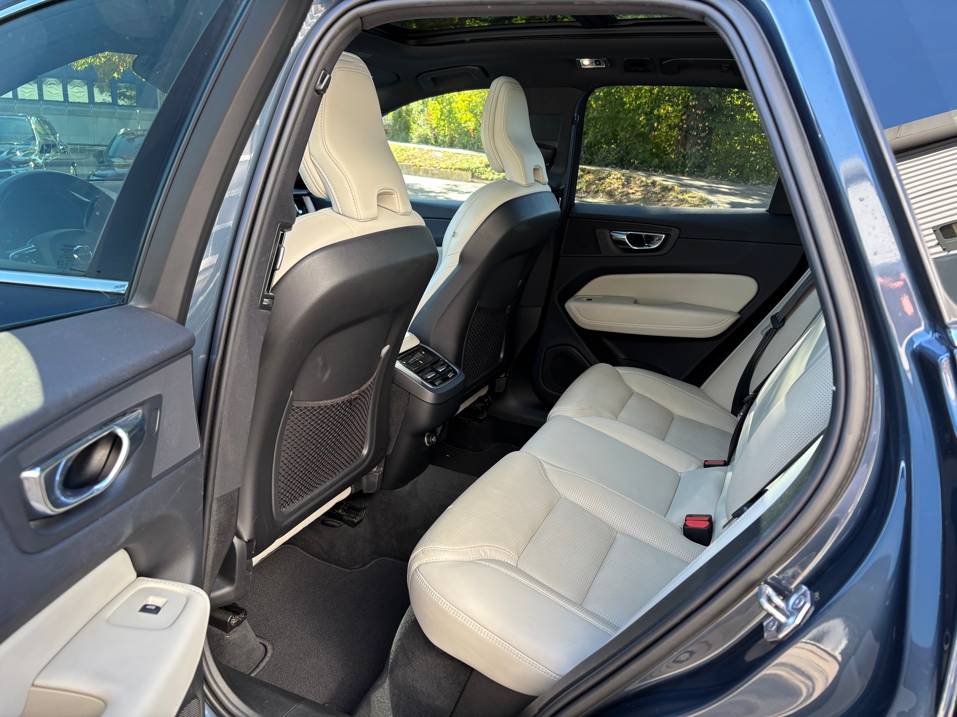 VOLVO XC60 2.0 B5 MH Inscription AWD-image-12