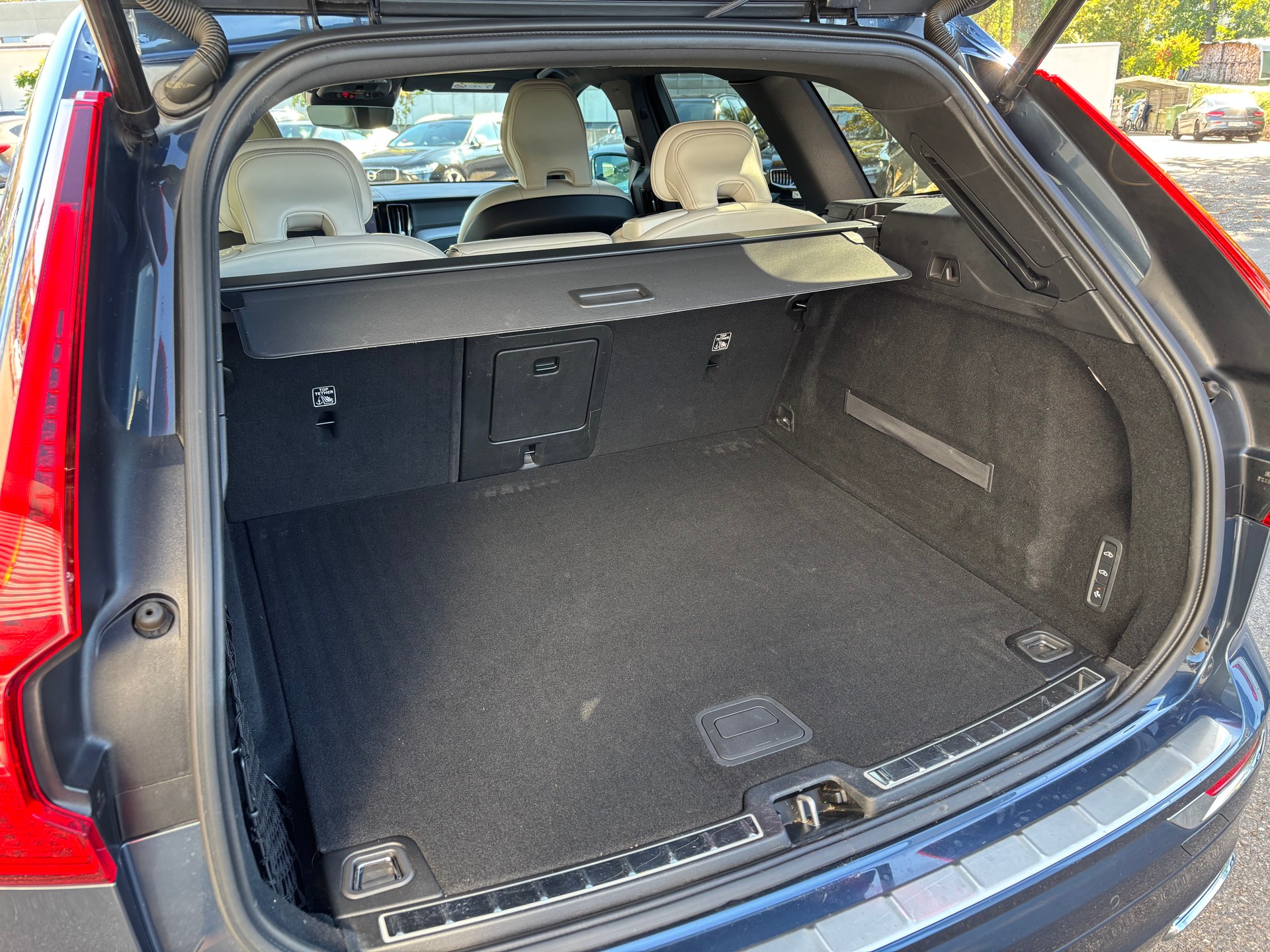 VOLVO XC60 2.0 B5 MH Inscription AWD-image-9