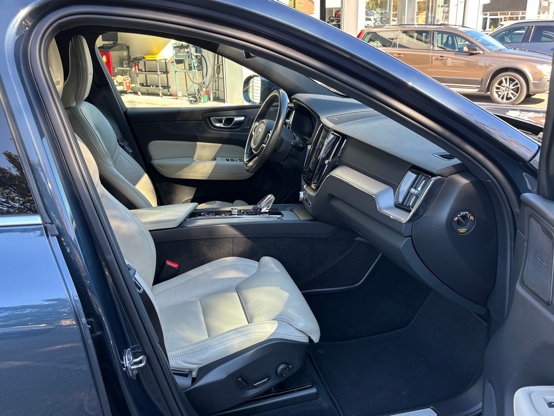 VOLVO XC60 2.0 B5 MH Inscription AWD-image-6