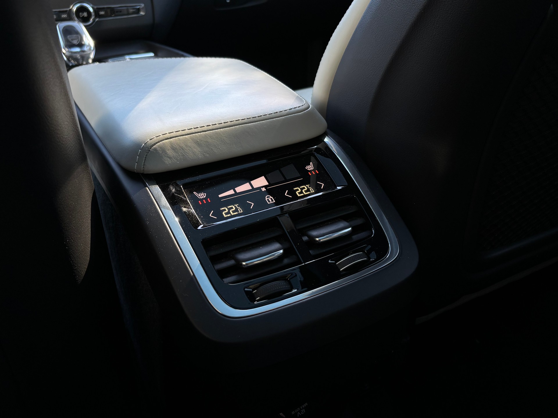 VOLVO XC60 2.0 B5 MH Inscription AWD-image-18