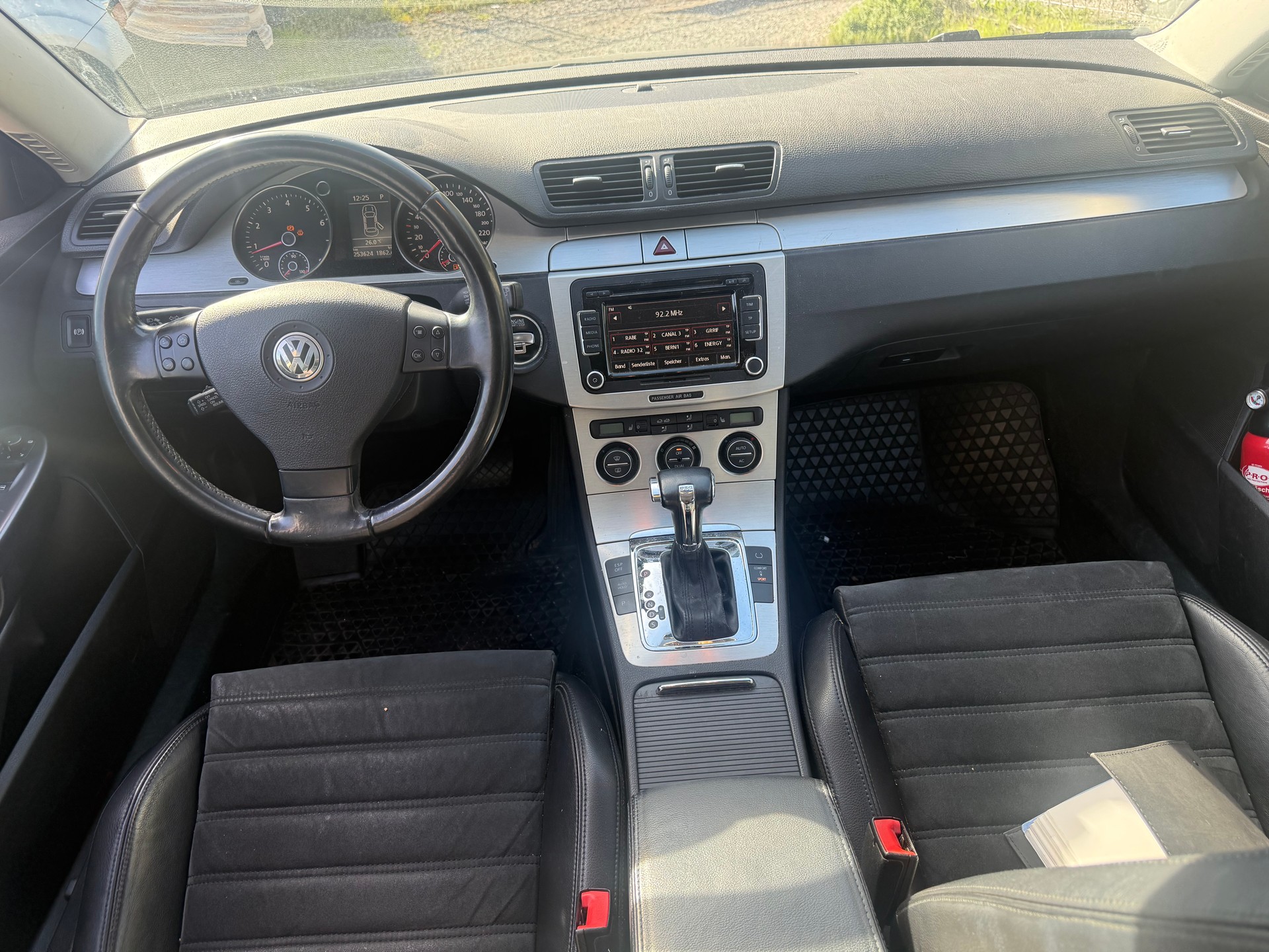 VW Passat Variant 3.2 V6 FSI Sportline 4Motion-image-4