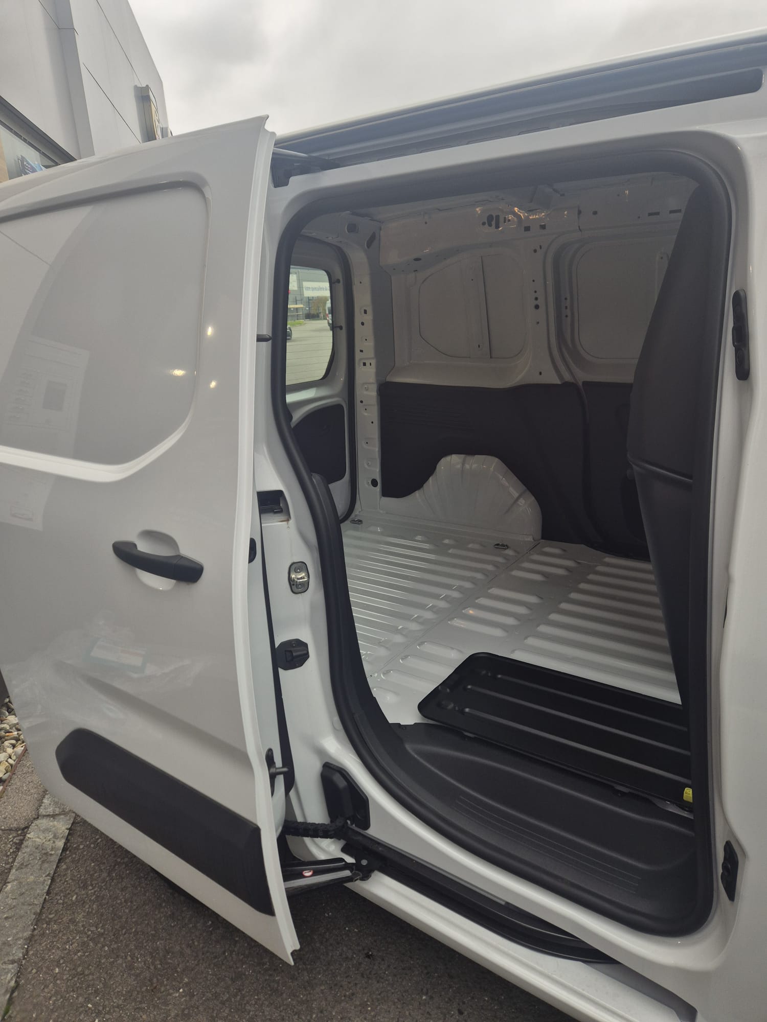 FIAT E-Doblo L2 50kWh 753kg Swiss Edition-image-8