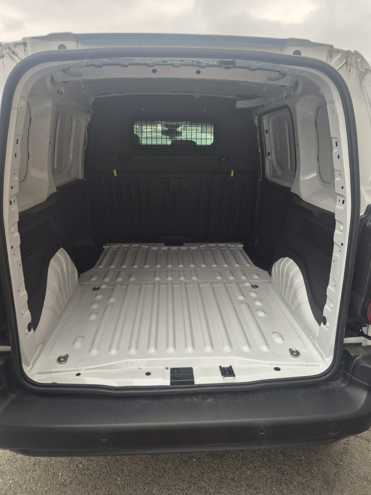 FIAT E-Doblo L2 50kWh 753kg Swiss Edition-image-9