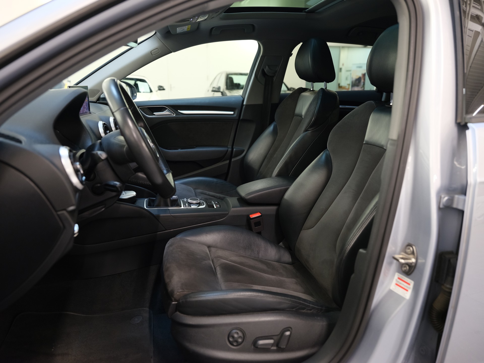 AUDI A3 Sportback 2.0 TFSI Sport-image-8