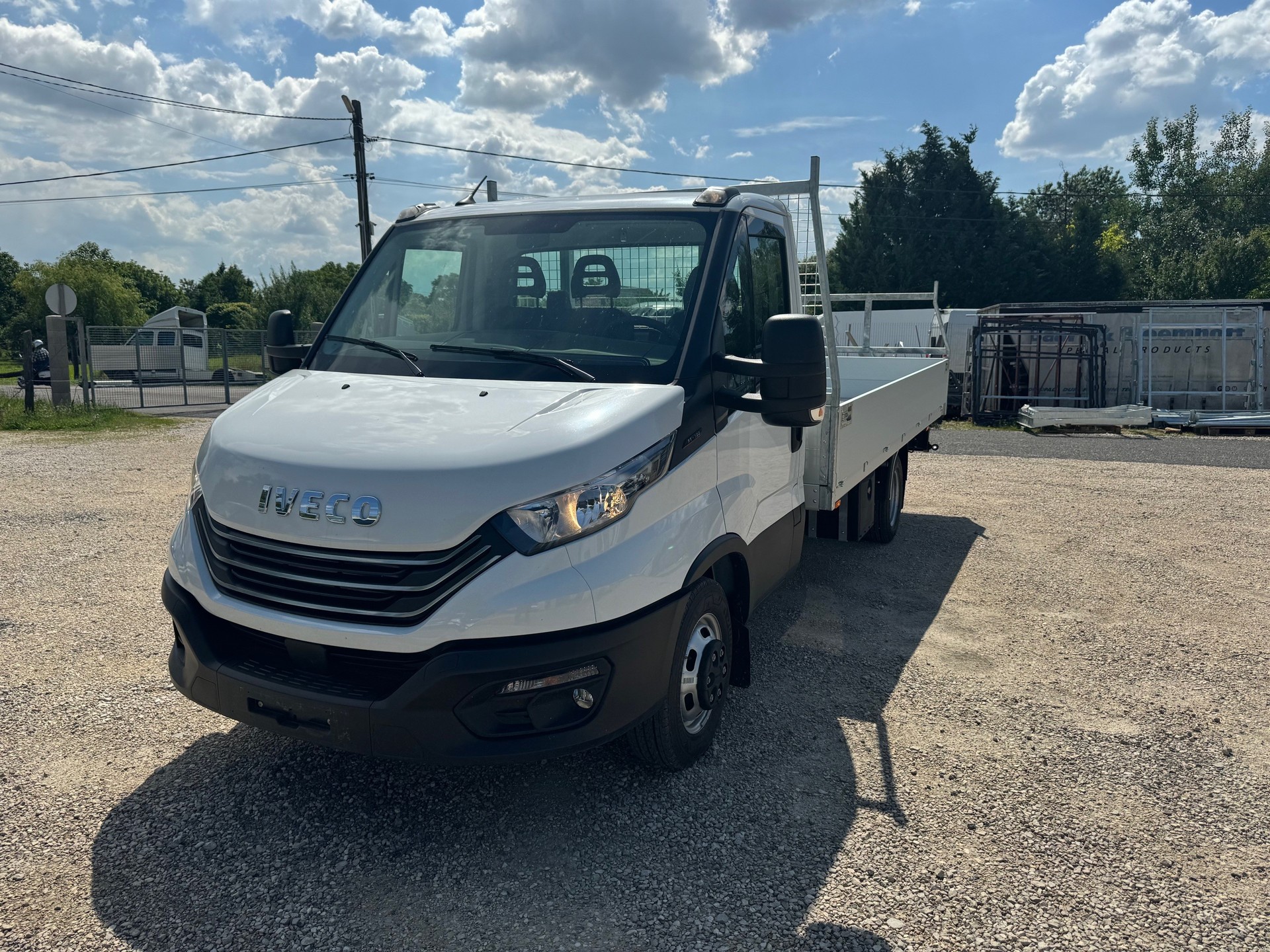 IVECO 35C18 3.0 mit Zwillingsbereifung und 4600mm Voll-Alupritsche + 3.5 To Ahk-image-1