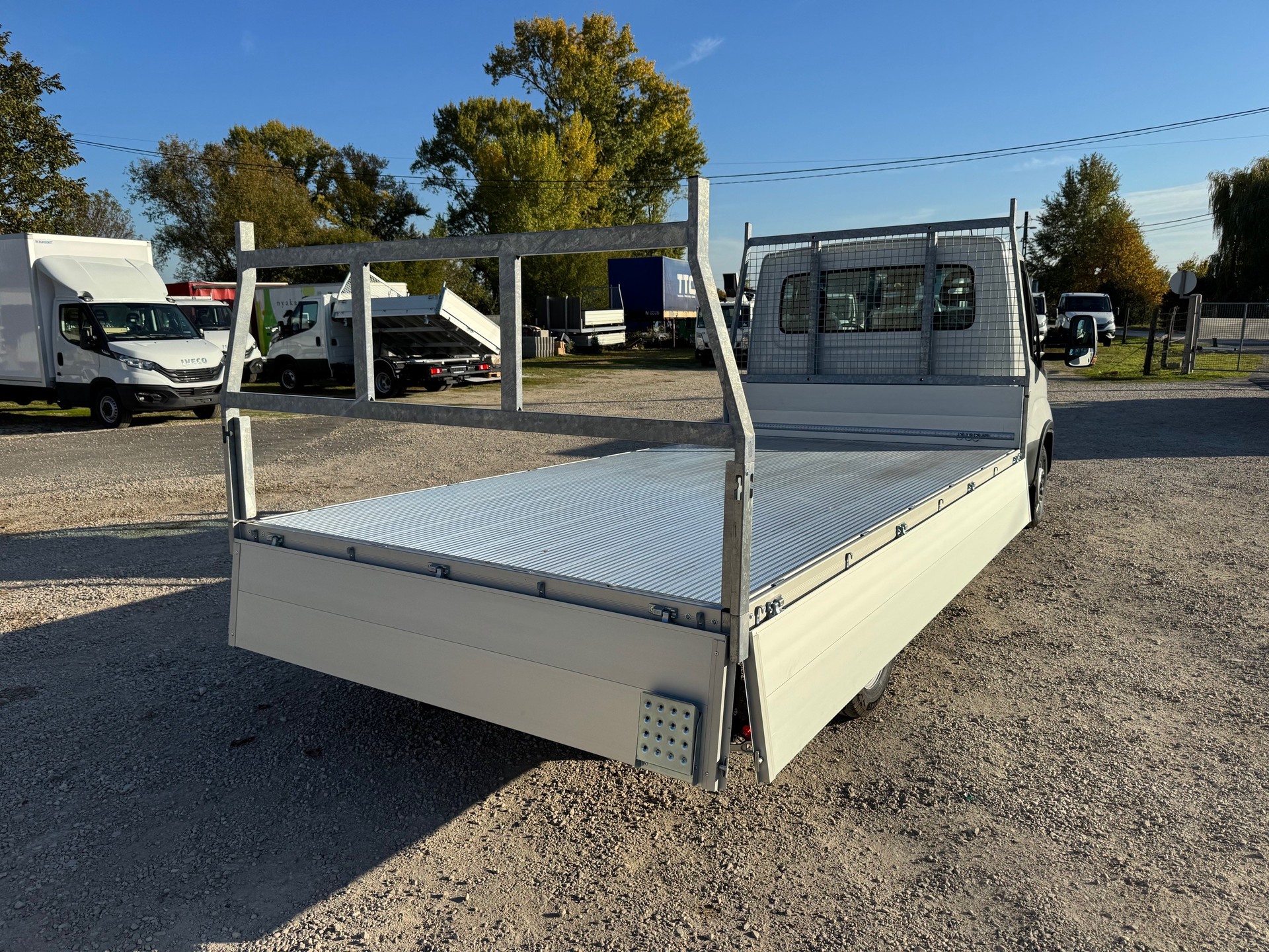 IVECO 35C18 3.0 mit Zwillingsbereifung und 4600mm Voll-Alupritsche + 3.5 To Ahk-image-7