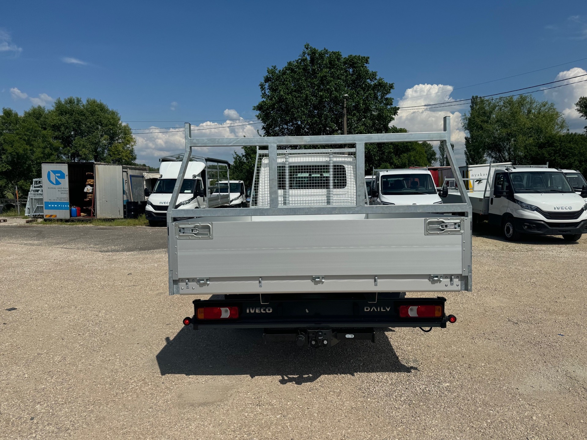 IVECO 35C18 3.0 mit Zwillingsbereifung und 4600mm Voll-Alupritsche + 3.5 To Ahk-image-3