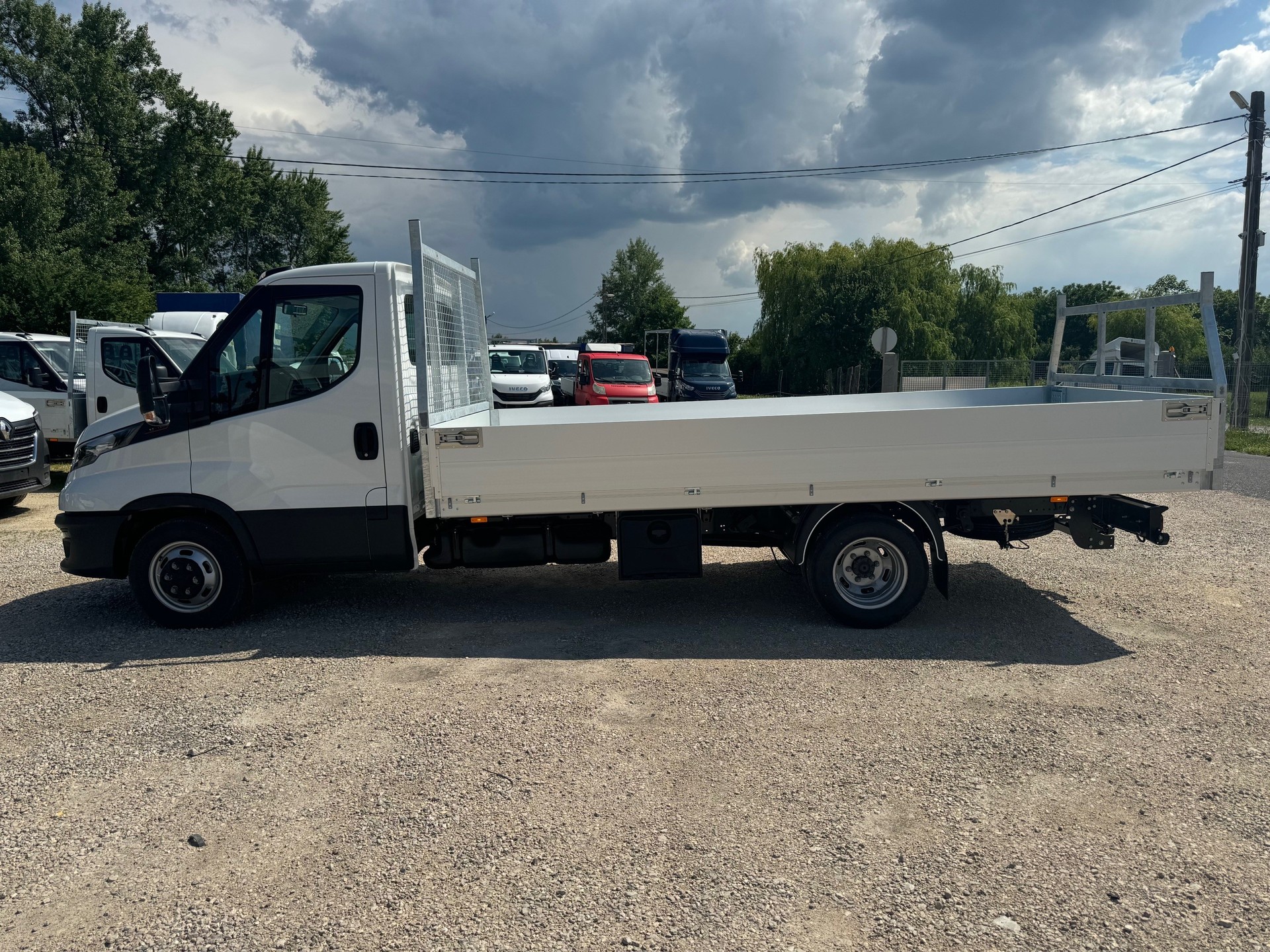 IVECO 35C18 3.0 mit Zwillingsbereifung und 4600mm Voll-Alupritsche + 3.5 To Ahk-image-4