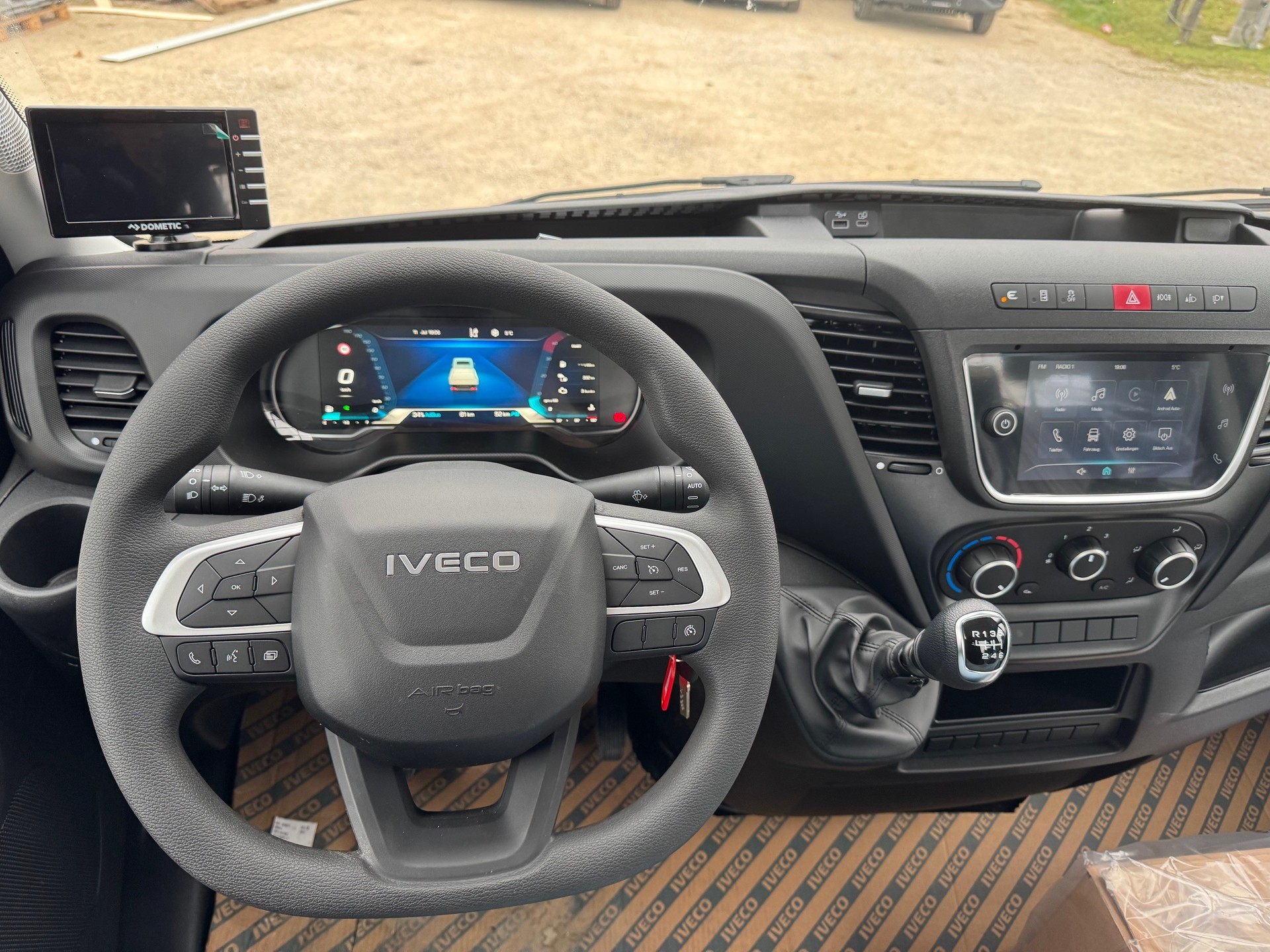 IVECO 35C18 3.0 mit Zwillingsbereifung und 4600mm Voll-Alupritsche + 3.5 To Ahk-image-6