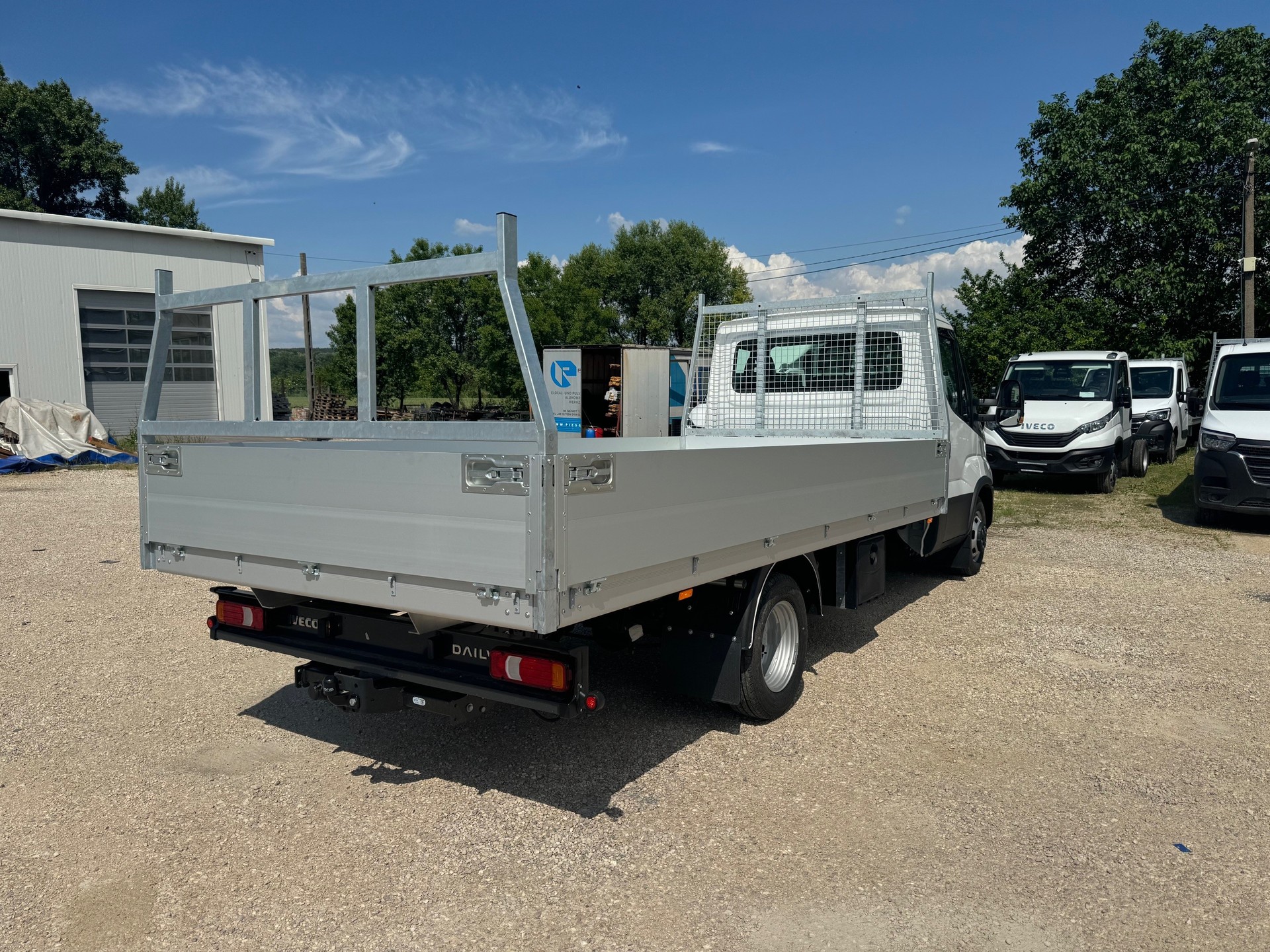 IVECO 35C18 3.0 mit Zwillingsbereifung und 4600mm Voll-Alupritsche + 3.5 To Ahk-image-2